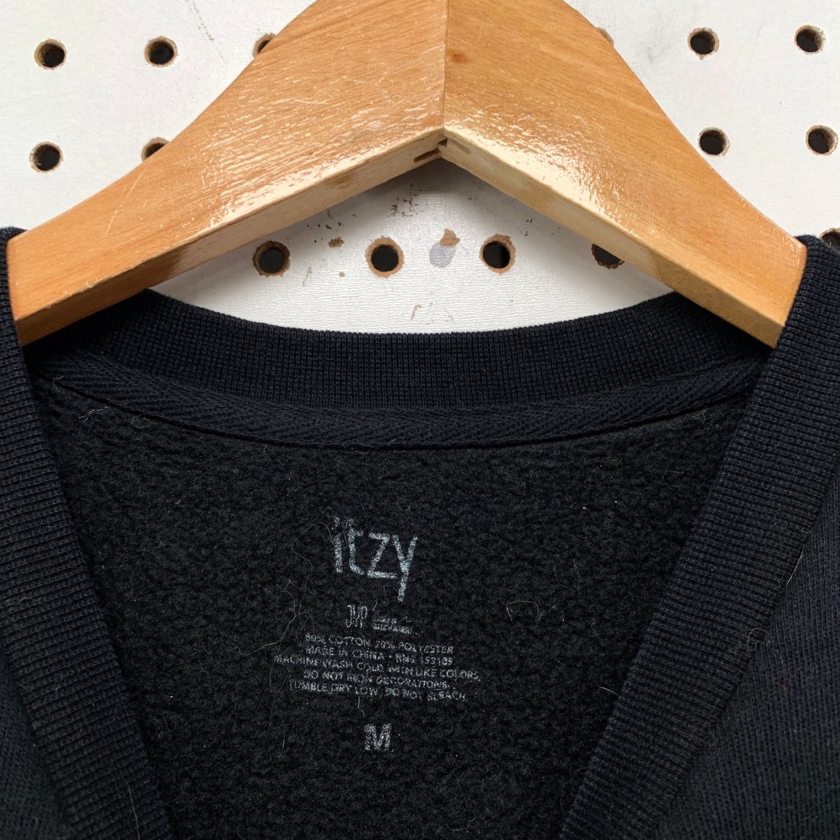 Born VINTAGE ITZY Born To Be Sweatshirt Mens M Black Red K Pop 2nd World Tour Shirt Pullover Crew Neck Music Wordwide Size US M / EU 48-50 / 2 - 3 Thumbnail