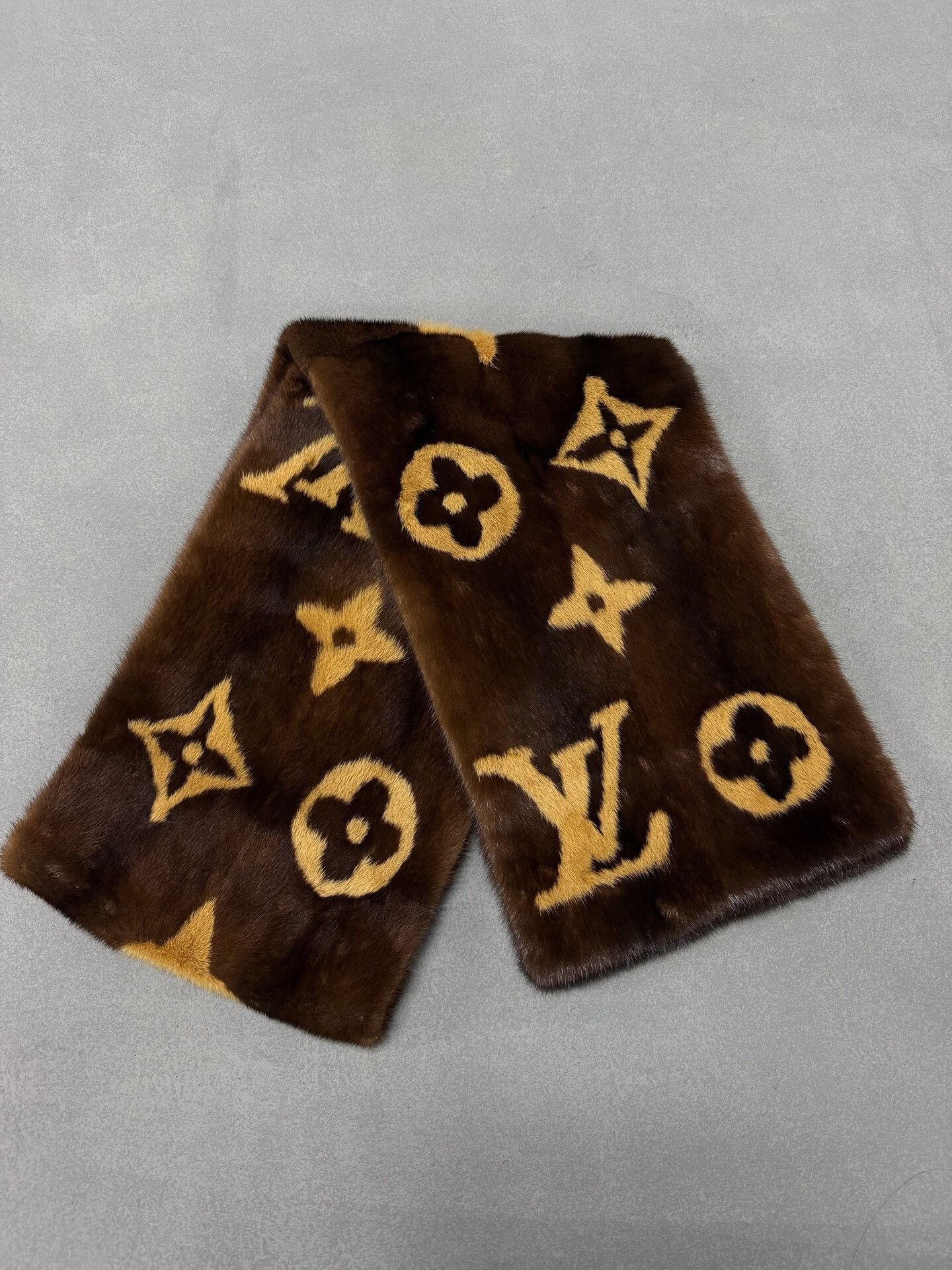 Louis Vuitton Louis Vuitton Retro Beige Scarf Men Size ONE SIZE - 1 Thumbnail