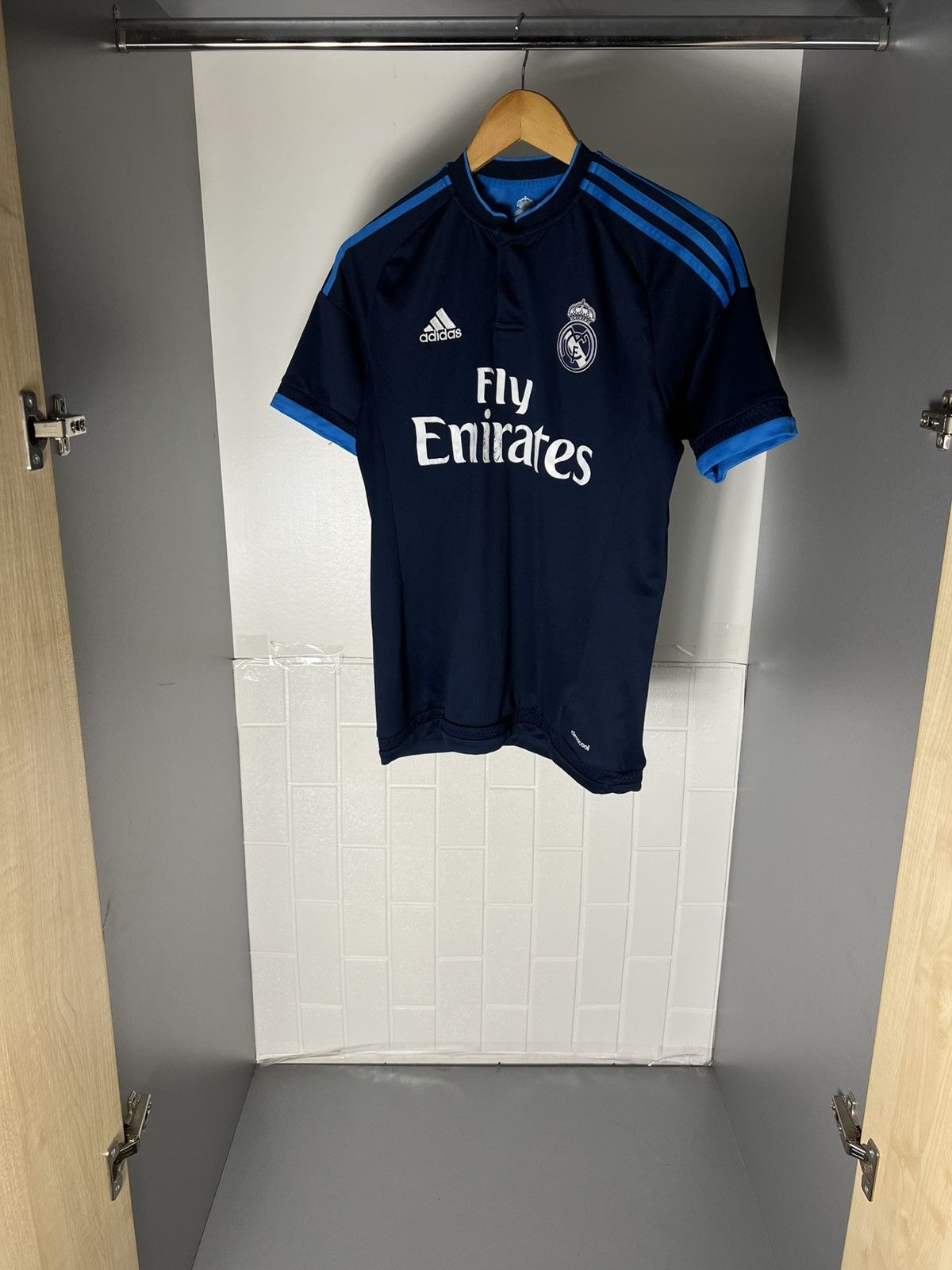 Adidas VINTAGE ADIDAS FC REAL MADRID SPAIN SOCCER JERSEY RETRO Y2K Size US S / EU 44-46 / 1 - 3 Thumbnail