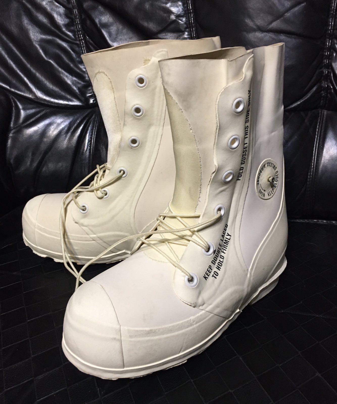 Bata Vintage 80s Mickey Mouse Boots,7R Size US 7 / EU 40 - 1 Thumbnail
