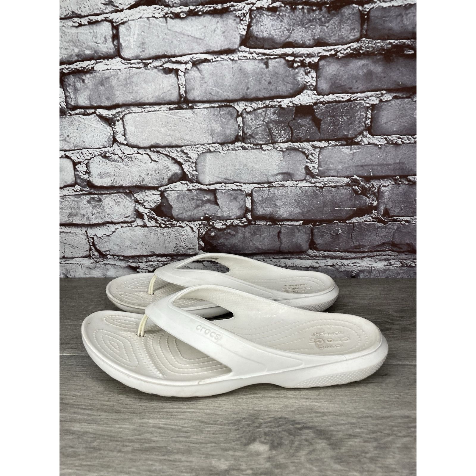 Crocs Crocs Iconic Comfort White Rubber Classic Thong Sandals Wome Size US 10 / IT 40 - 10 Thumbnail