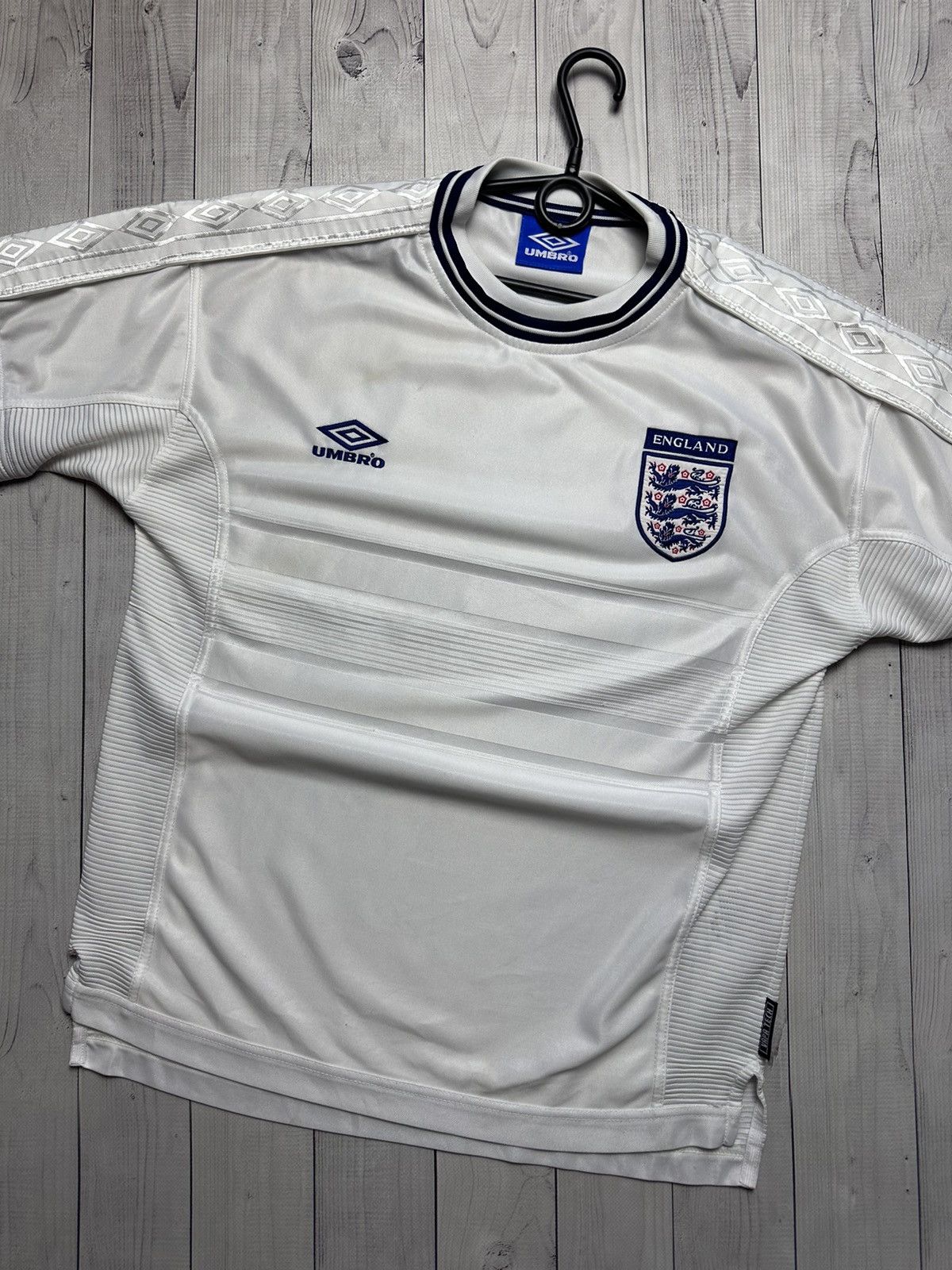 Umbro × Vintage Vintage England Umbro soccer jersey size M white rare Size US M / EU 48-50 / 2 - 2 Thumbnail