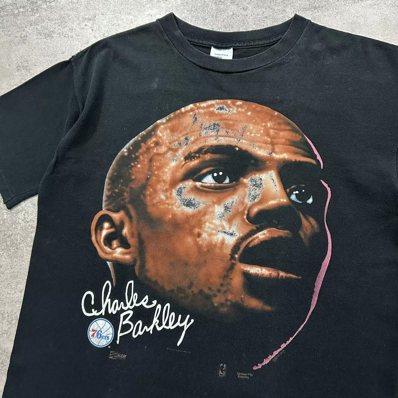 NBA × Vintage 76ERS CHARLES BARKLEY SALEM FACE T-SHIRT GARGNER GRAPHICS Size US L / EU 52-54 / 3 - 2 Thumbnail