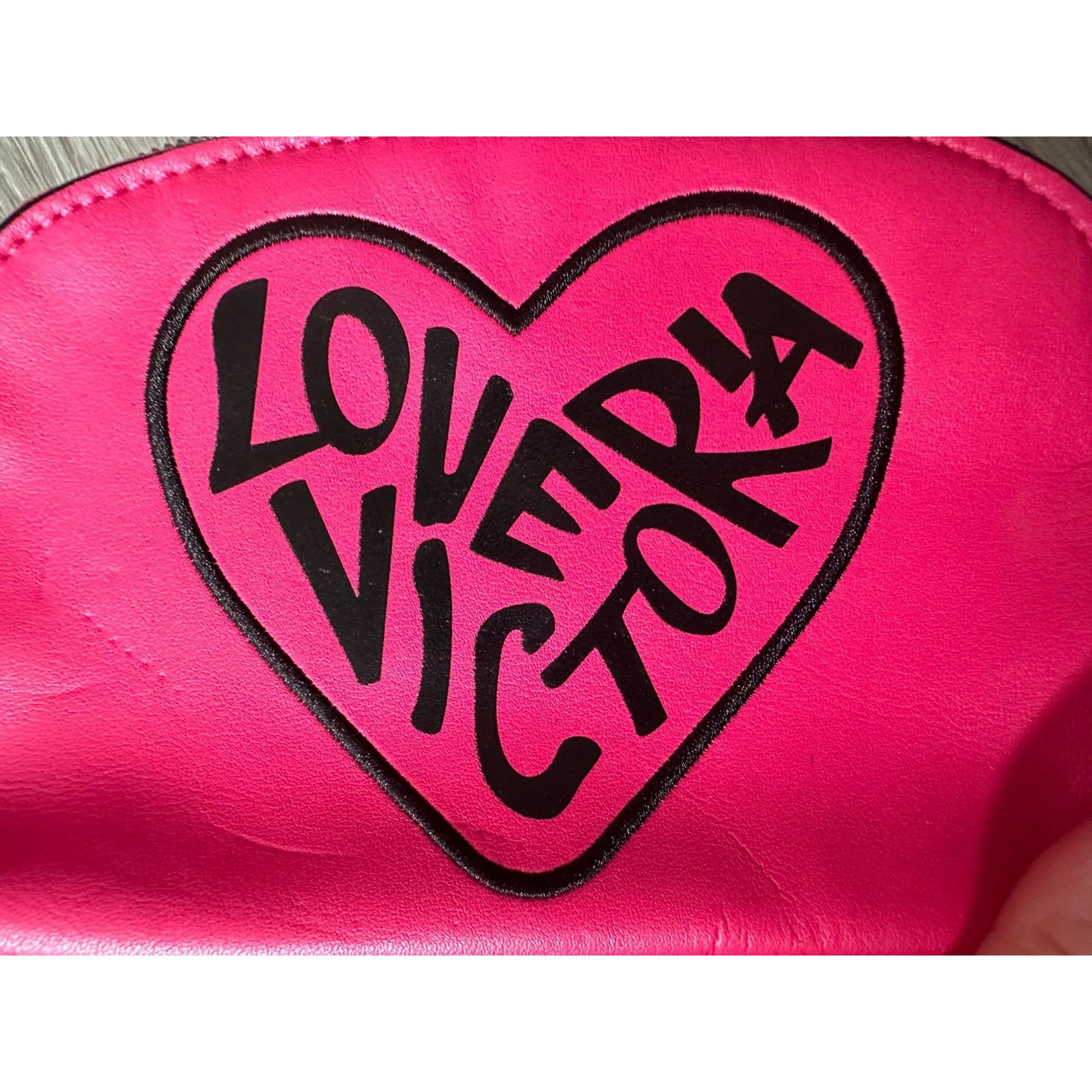 Victoria's Secret Victoria's Secret ''Love Victoria'' Hot Pink Zippered Makeup Size ONE SIZE - 6 Thumbnail