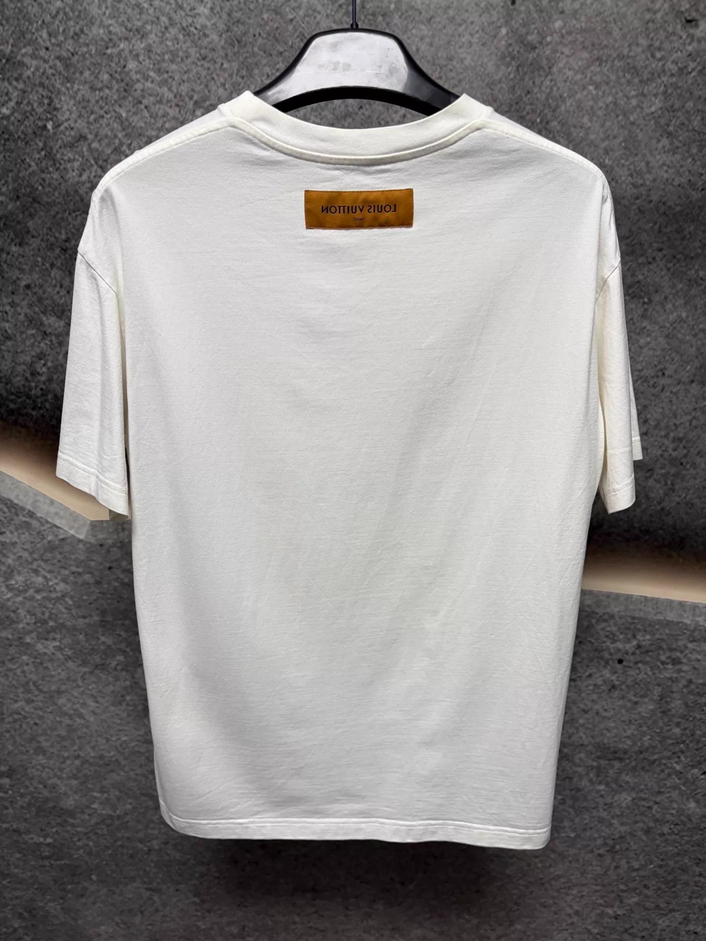 Louis Vuitton LV short-sleeve T-shirt M white graffiti logo Size US M / EU 48-50 / 2 - 2 Thumbnail