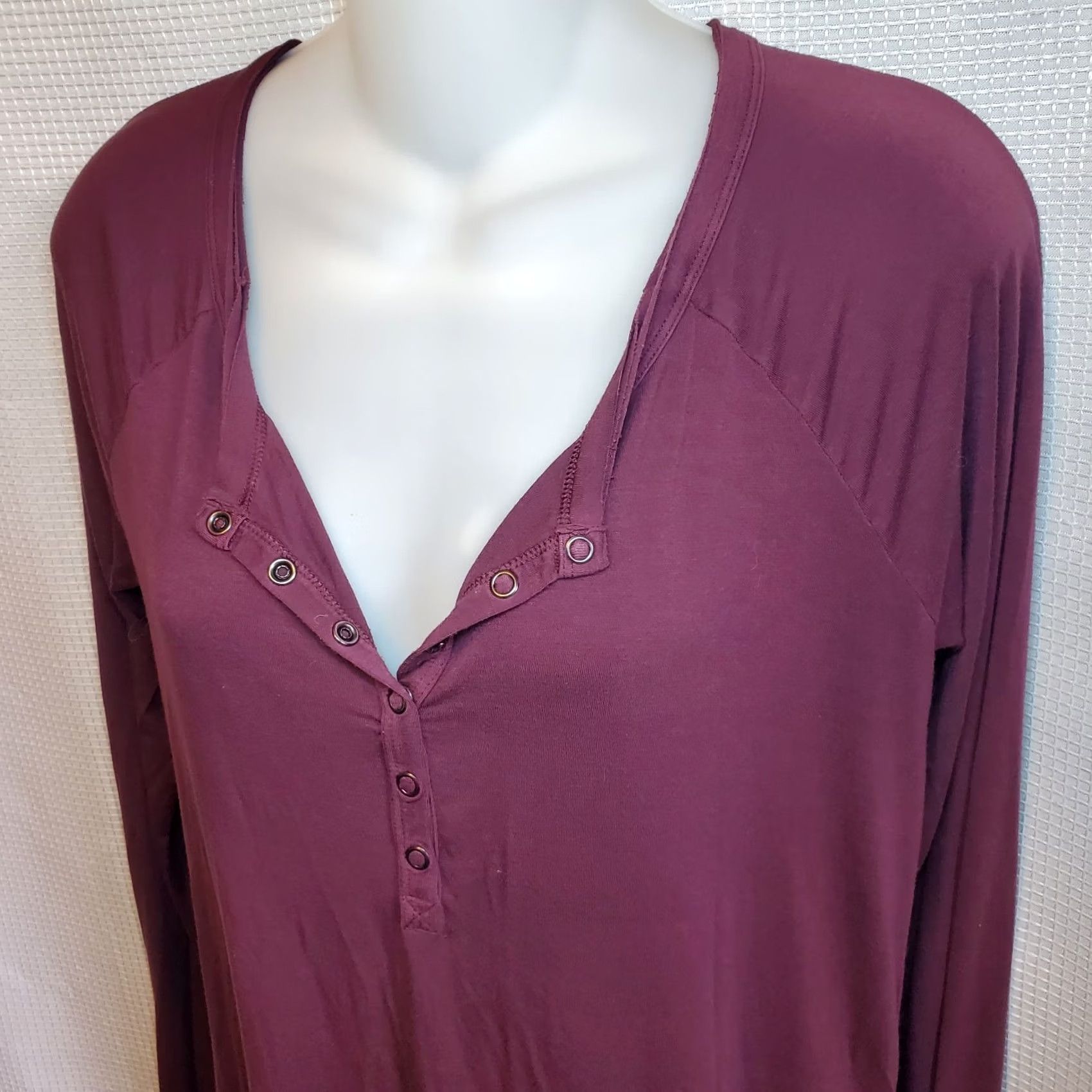 American Eagle Outfitters American Eagle Outfitters T-Shirt Jersey Long Sleeve Maroon Button Front M Women's Regular Size Modern, Casual, Preppy Size M / US 6-8 / IT 42-44 - 3 Thumbnail