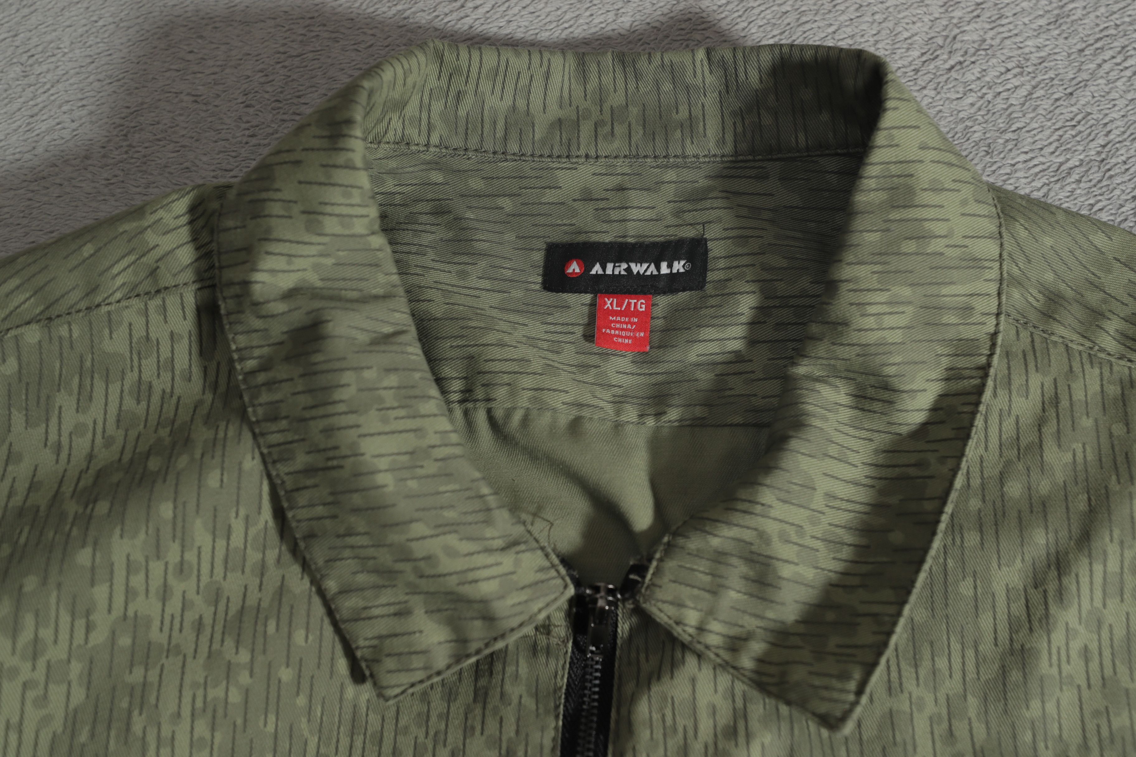 Airwalk Airwalk Mens Zip Up Short Sleeve Camp Shirt (XL) Size US XL / EU 56 / 4 - 9 Thumbnail