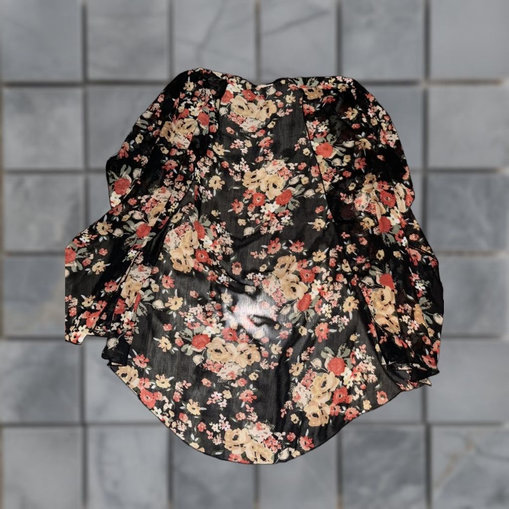 Vintage Black Floral Silk Women’s Cardigan Size Medium User: Women's Black Floral Silk Cardigan Size Medium Size M / US 6-8 / IT 42-44 - 1 Thumbnail
