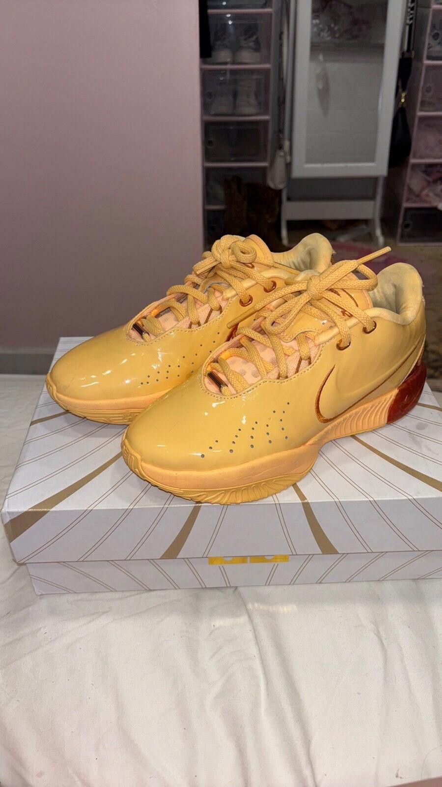 Nike Nike LeBron XXI Women 7.5 Melon Tint/Monarch “Dragon Pearl” Size US 6 / EU 39 - 1 Thumbnail