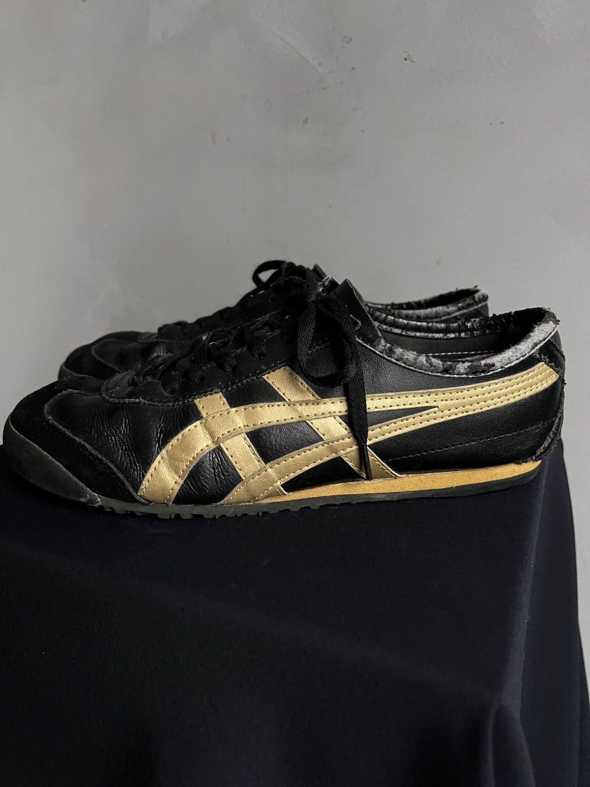 Onitsuka Tiger Onitsuka Tiger Mexico 66 Gold Black Shoes vintage y2k Size US 10 / EU 43 - 5 Thumbnail