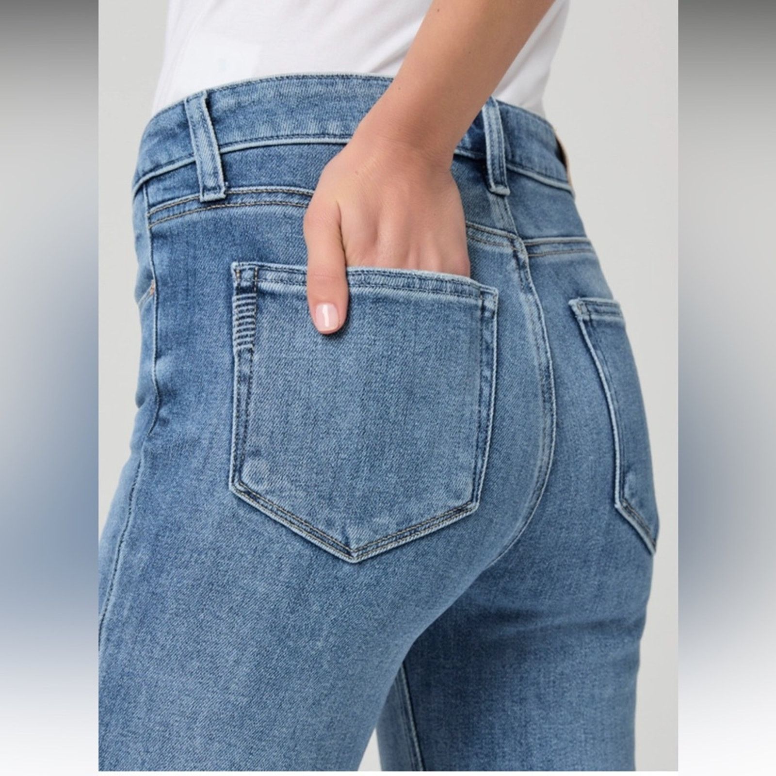 Paige NWT Paige $229 Collette Crop Flare Jean with Raw Hem size 26 Size 26" / US 2 / IT 38 - 4 Thumbnail