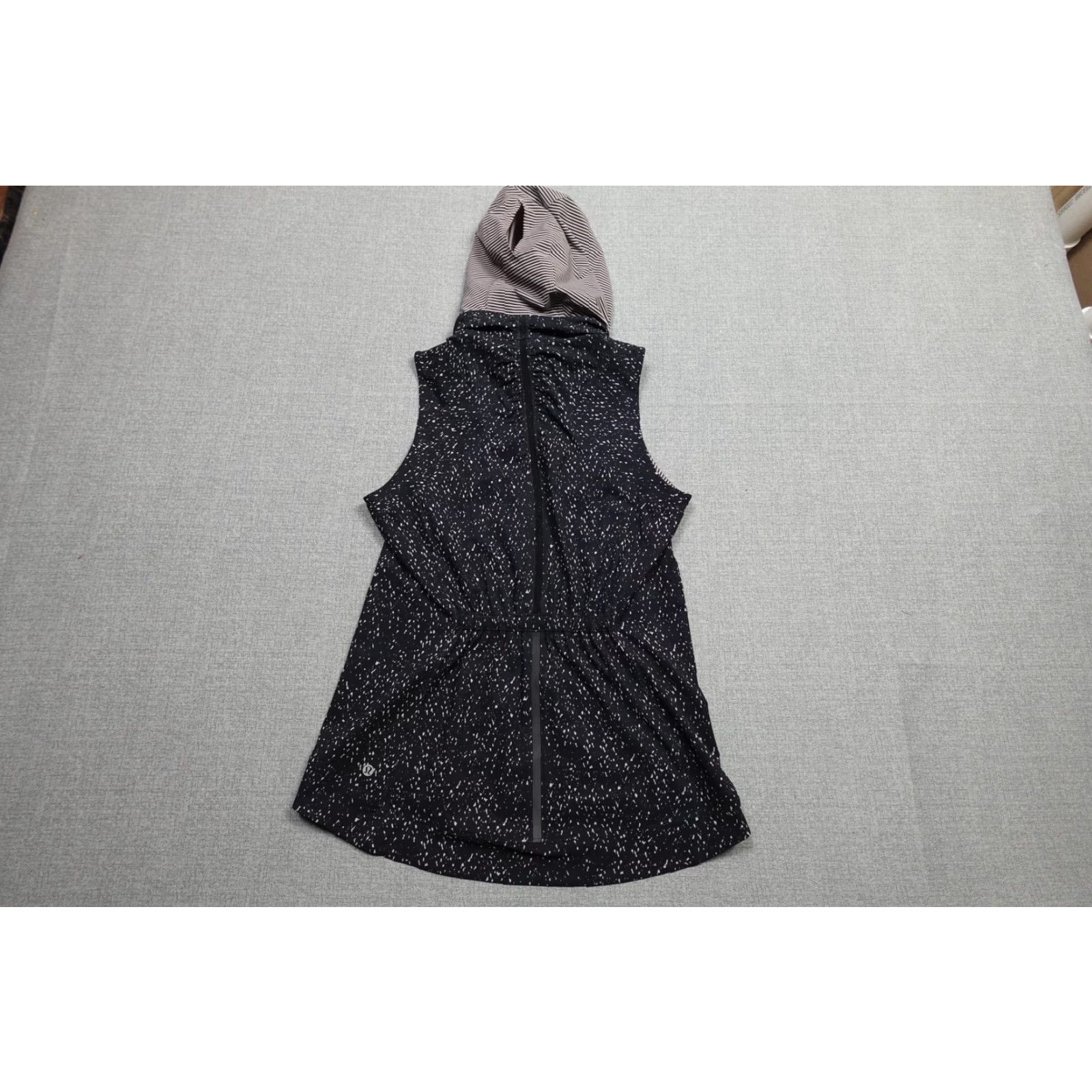 Lululemon Lululemon Windbreaker Vest Womens 8 Black Flecked Hooded Sleeveless Jacket Hood Size M / US 6-8 / IT 42-44 - 3 Thumbnail
