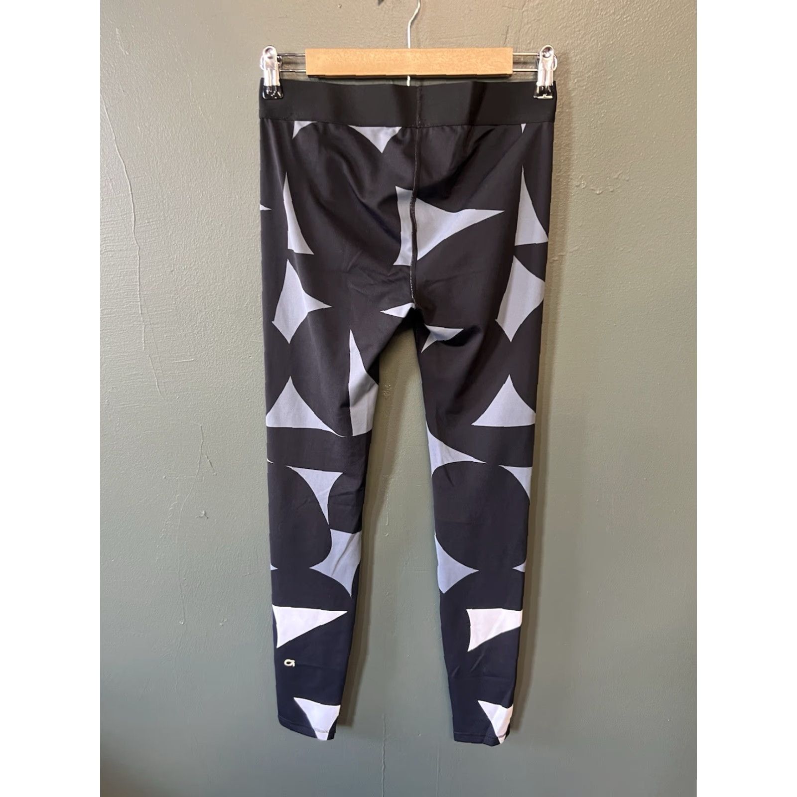 Vintage Gapfit Womens Black Cropped Athletic Leggings Size Small Size 28" / US 6 / IT 42 - 2 Thumbnail