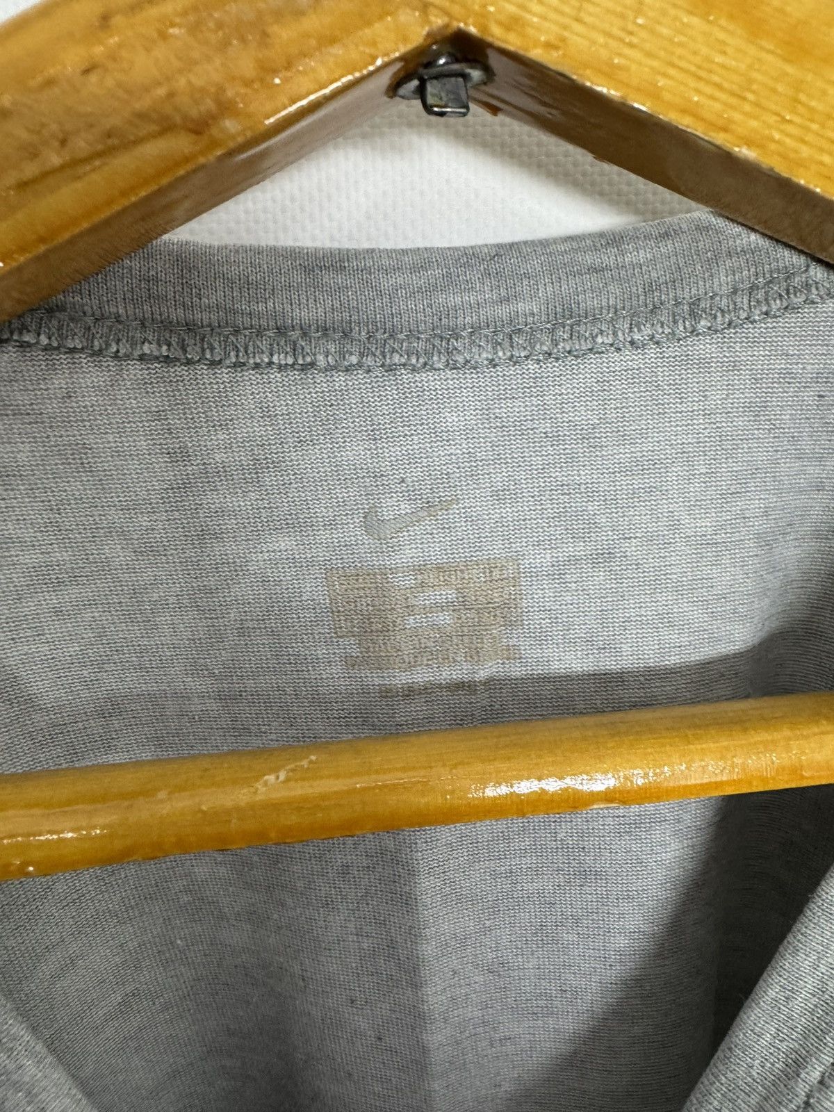 Nike Vintage Y2k Nike Swoosh Logo T-Shirt Size US L / EU 52-54 / 3 - 8 Thumbnail