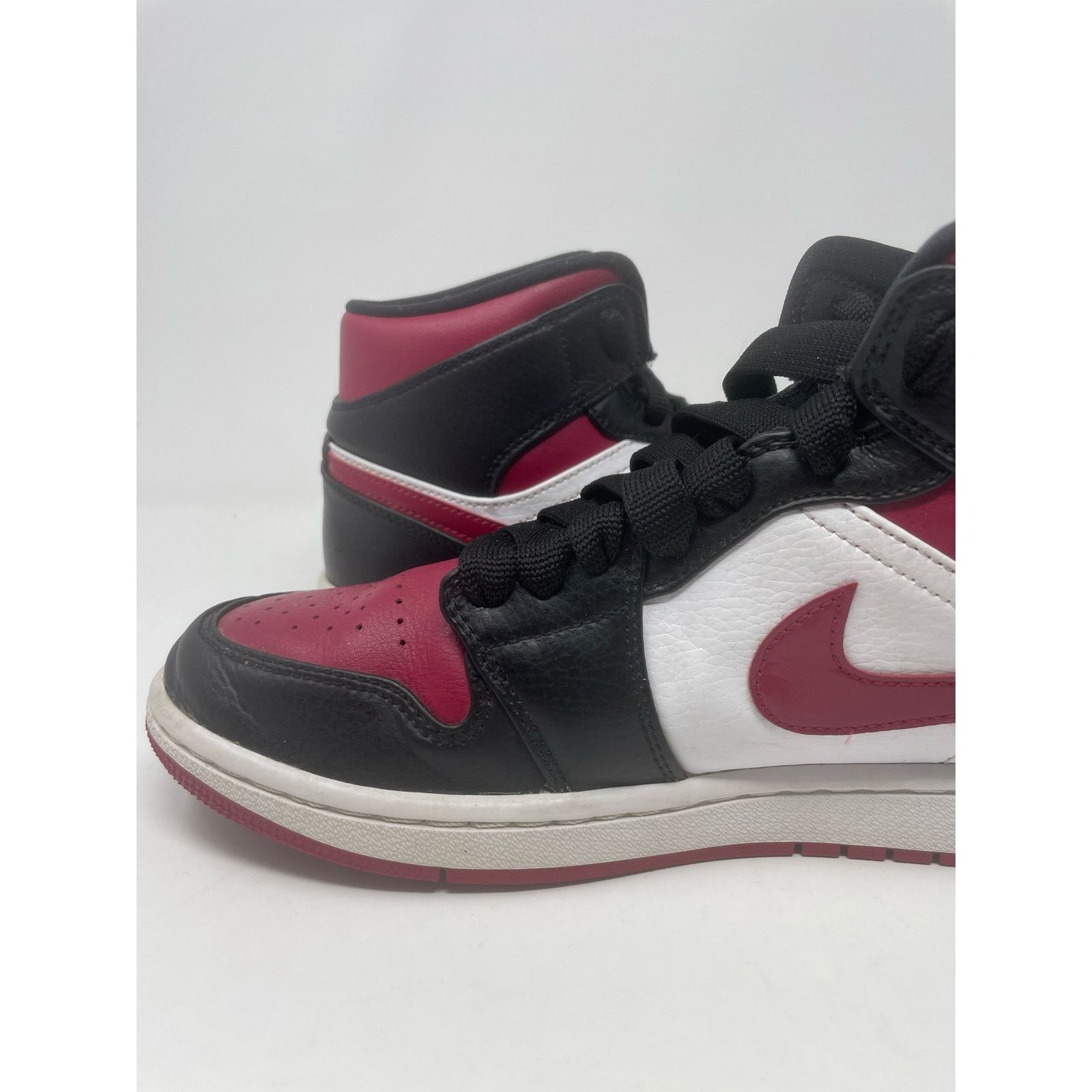 Jordan Brand Nike Air Jordan Retro 1 Mid Red Black 554724-066 Men Size 8 Size US 8 / EU 41 - 10 Thumbnail