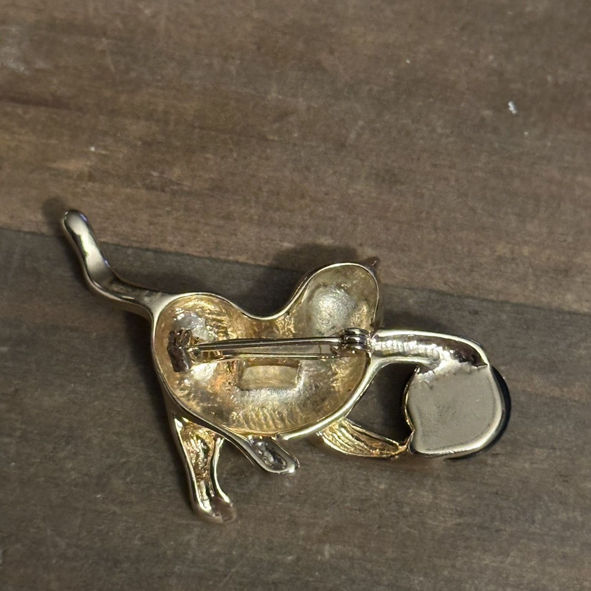 Vintage Vintage gold tone cat playing with a ball brooch Size ONE SIZE - 3 Thumbnail
