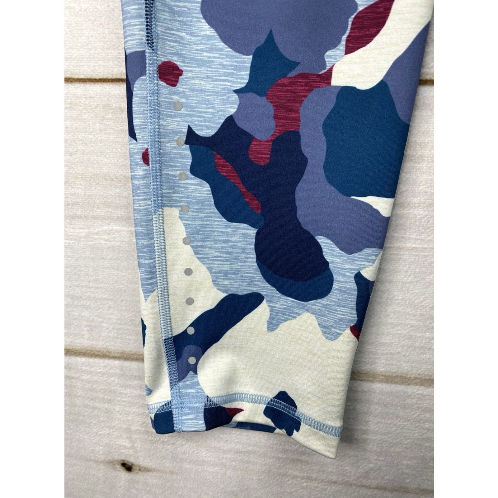 Old Navy Old Navy Womens Leggings XXL Multicolor Camo Floral Go Dry Pockets Pull On Gym Size 40" / US 18 - 2 Thumbnail
