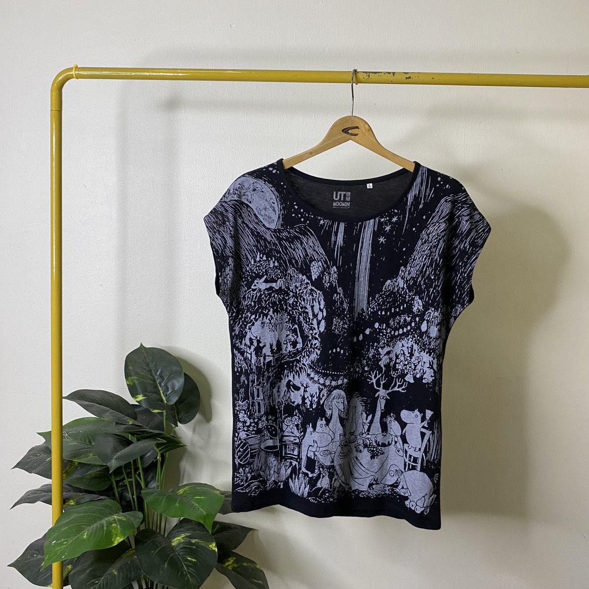 Uniqlo UT x Moomin Animated Series Overprint Women T Shirt Size M / US 6-8 / IT 42-44 - 1 Thumbnail