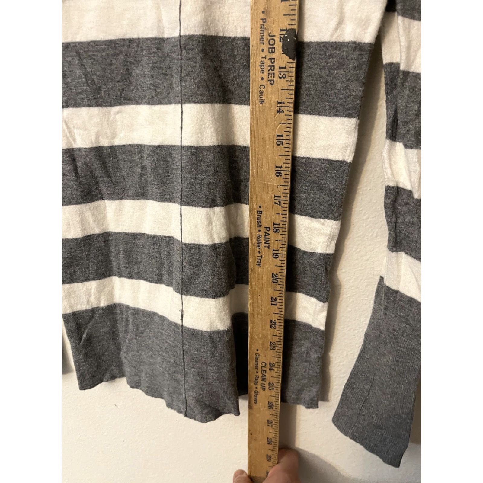 American Eagle Outfitters AMERICAN EAGLE Sweater Womens Small Pullover Knit V Neck Gray White Striped Size S / US 4 / IT 40 - 4 Thumbnail