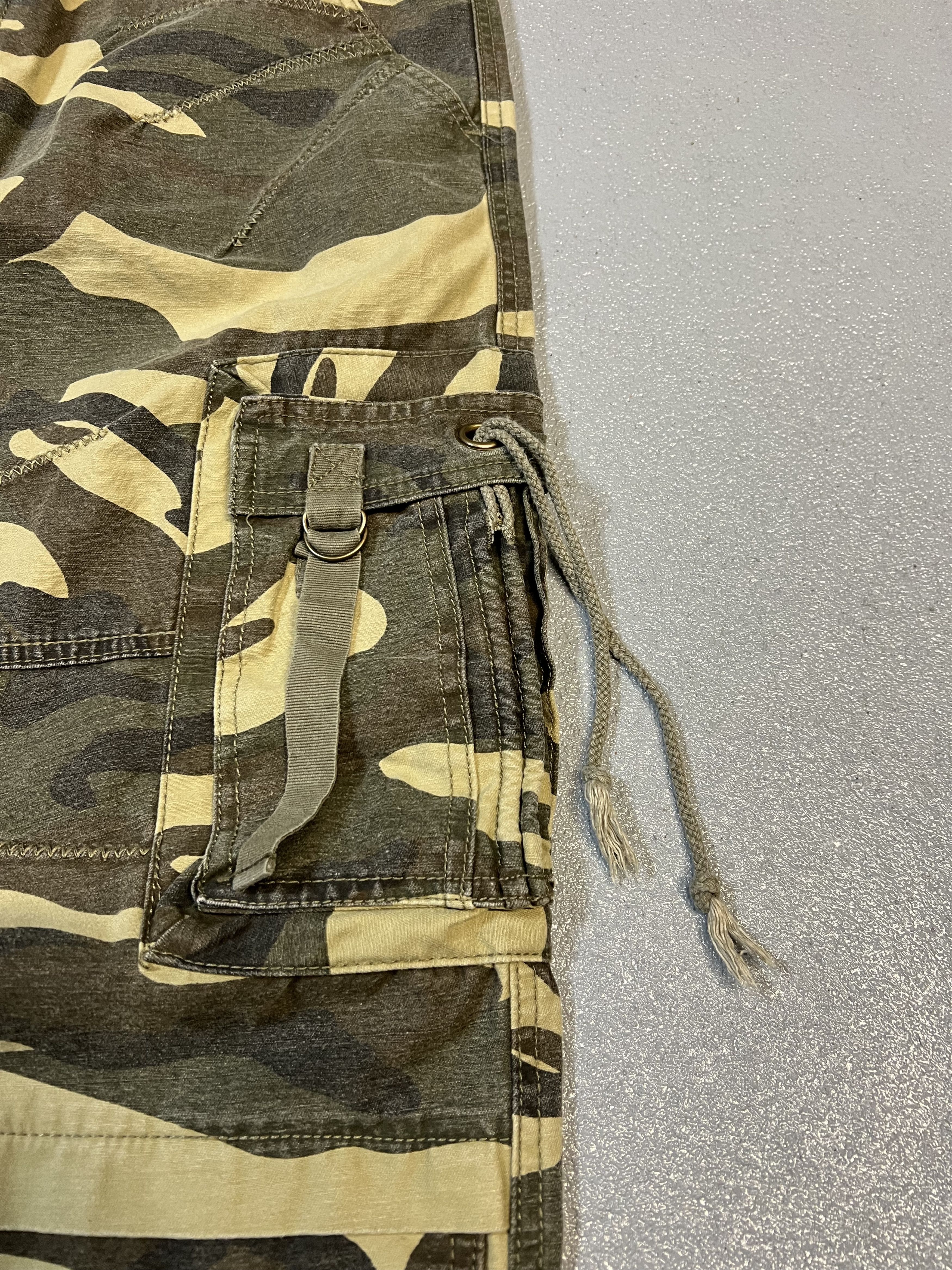 Japanese Brand Vintage baggy wide-leg camouflage multi-pocket cargo pants. Size US 36 / EU 52 - 6 Thumbnail