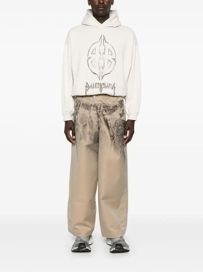Balenciaga o1w1db10126 Metal BB Stencil Hoodie Medium Fit in Ivory Size US M / EU 48-50 / 2 - 2 Thumbnail