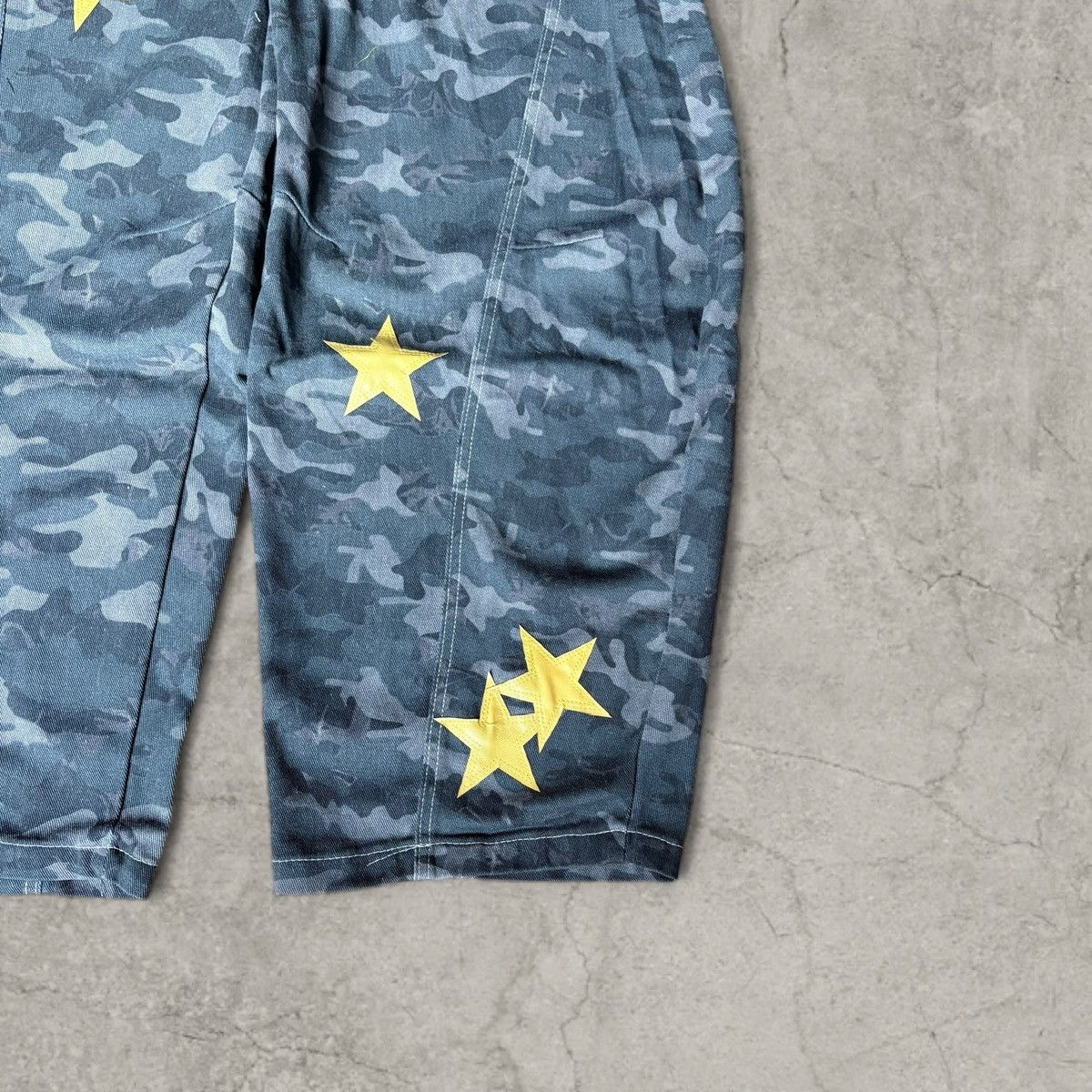 Japanese Brand Baggy relaxed fit jeans in khaki camo print, stars. Size L Size US 34 / EU 50 - 2 Thumbnail