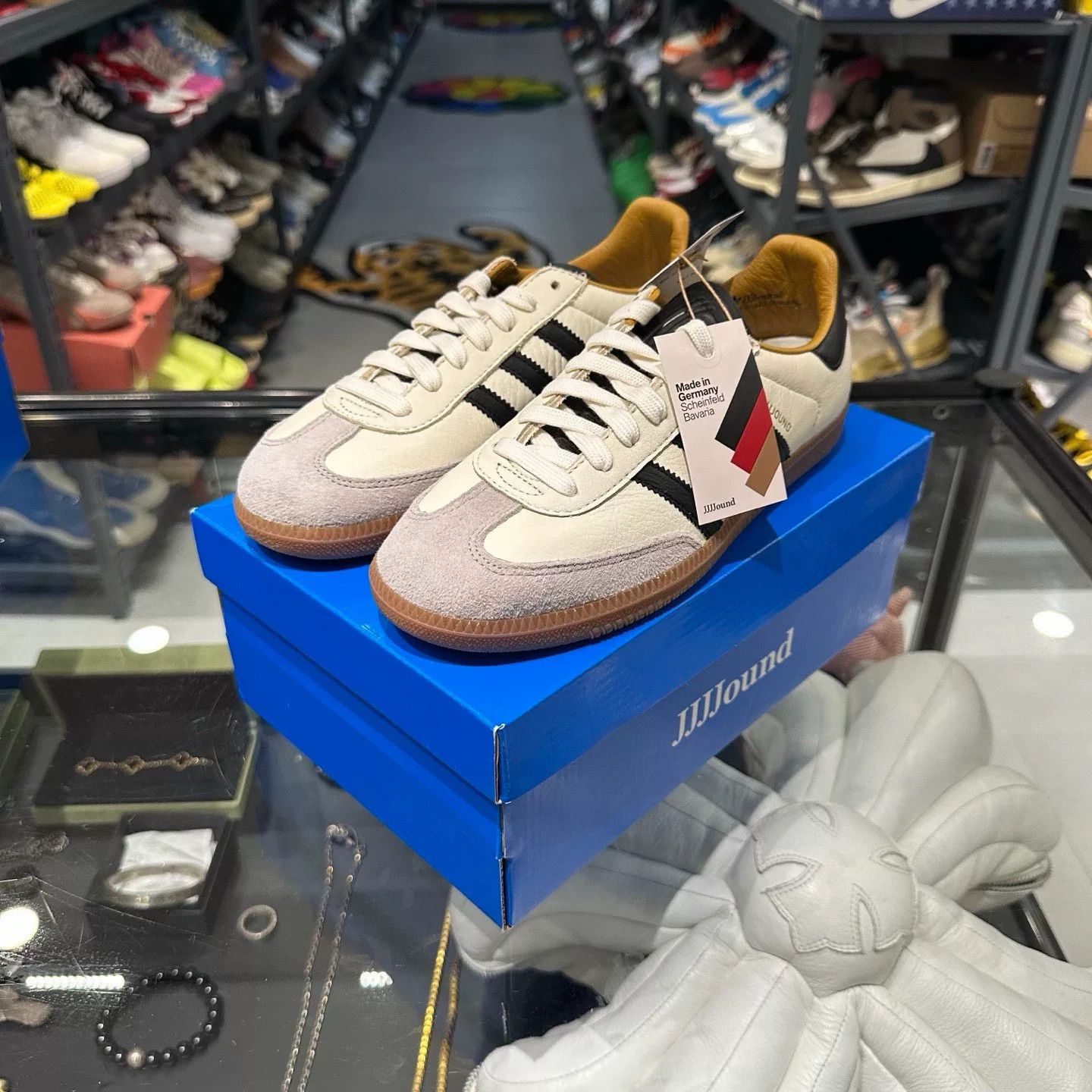 Adidas Adidas White Lowtop Sneakers 6.5 Men Size US 6.5 / EU 39-40 - 1 Thumbnail