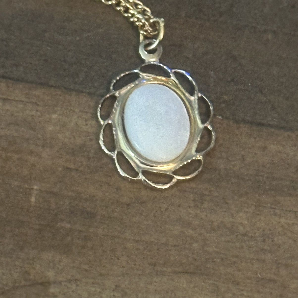 Vintage Vintage dainty gold oval mother of pearl pendant necklace Size ONE SIZE - 3 Thumbnail