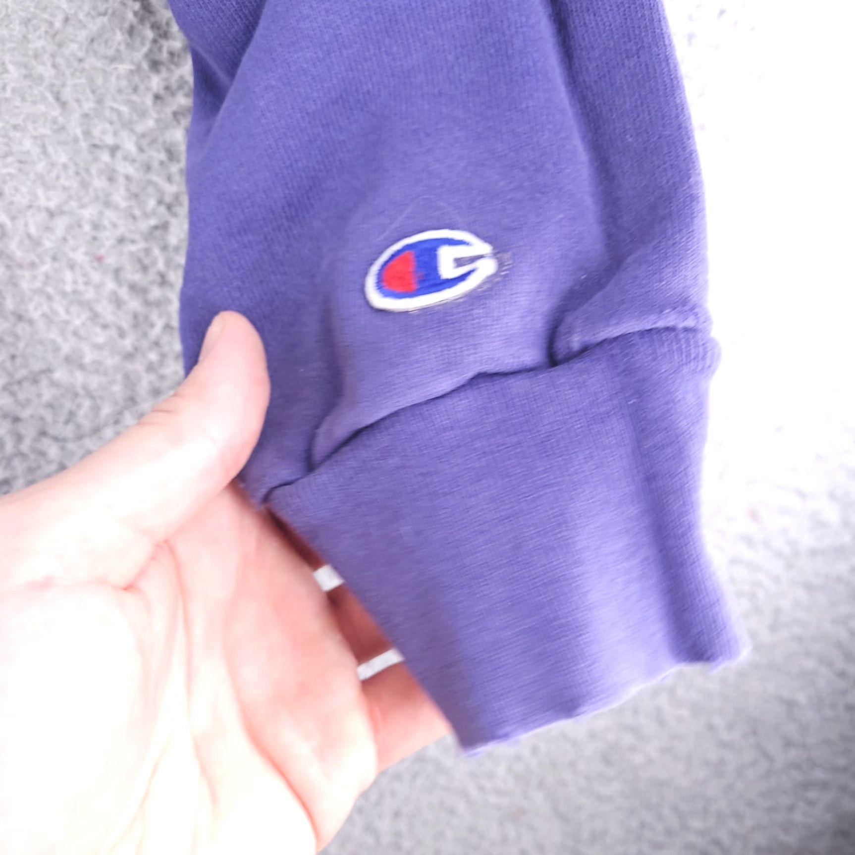 Champion VINTAGE Champion Sweatshirt Mens L Blue Distressed FITS SHORT Size US L / EU 52-54 / 3 - 6 Thumbnail