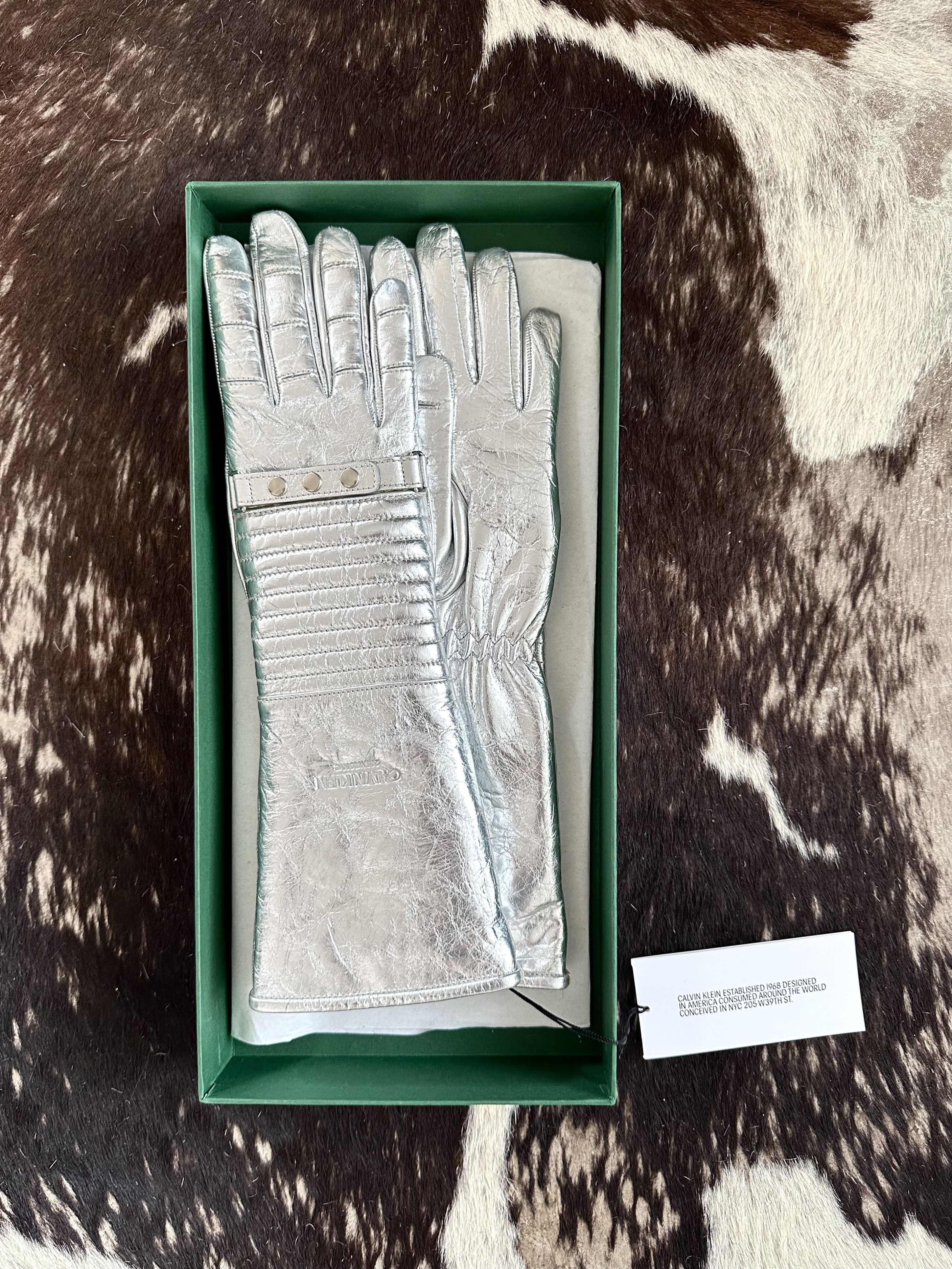 Calvin Klein 205W39NYC × Raf Simons A/W 18 Silver Leather Astro Gloves Size ONE SIZE - 6 Thumbnail