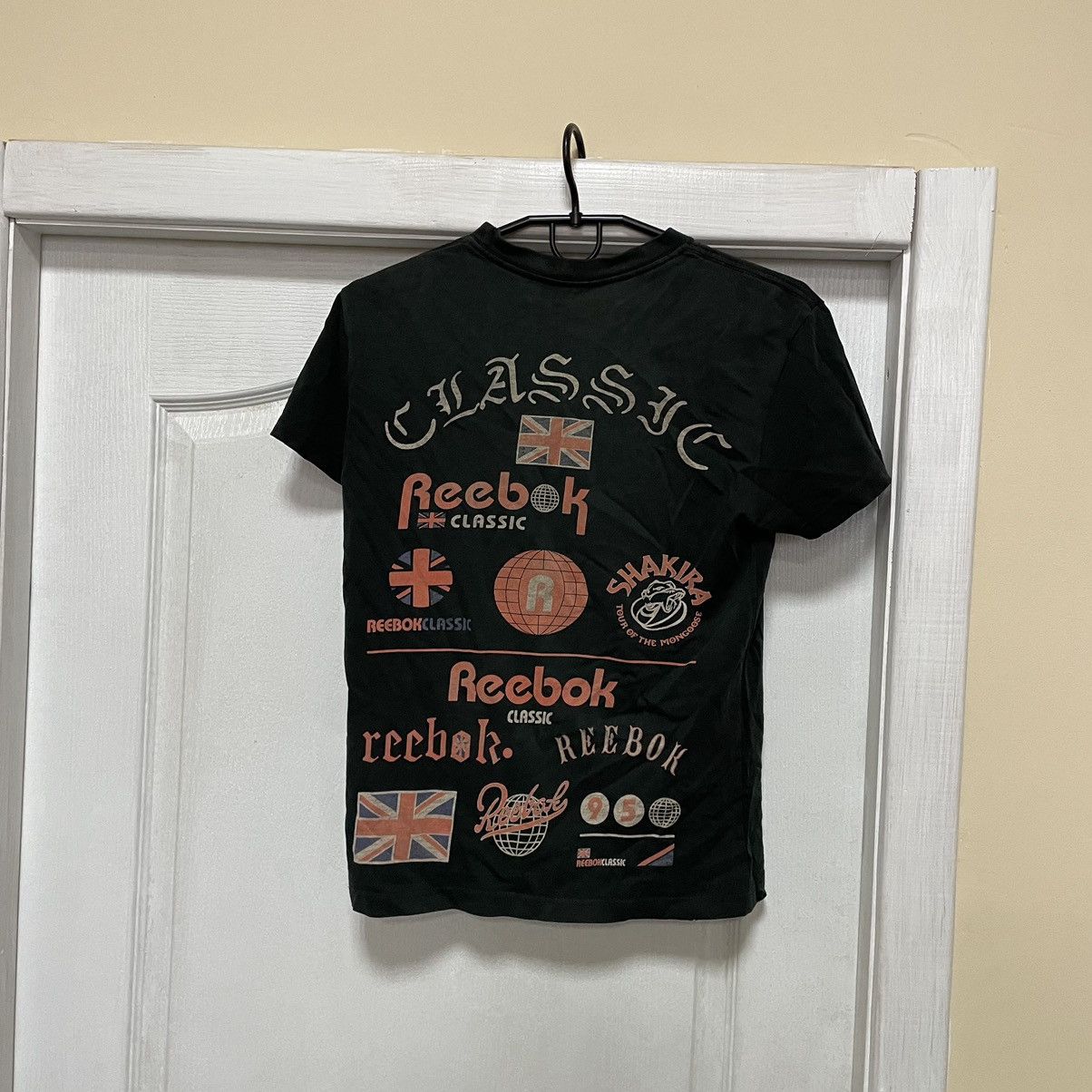 Band Tees × Rap Tees × Reebok 2002 Shakira Tour Shirt Vintage Reebok Vintage Band Tees Size US S / EU 44-46 / 1 - 2 Thumbnail