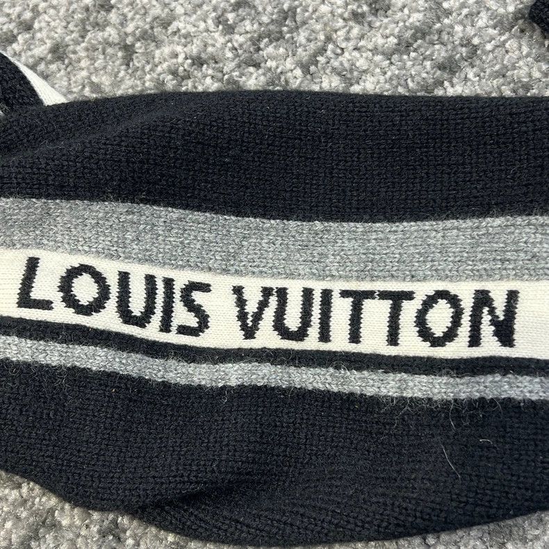 Louis Vuitton Louis Vuitton Slogan letter logo round collar gold button Size US S / EU 44-46 / 1 - 4 Thumbnail