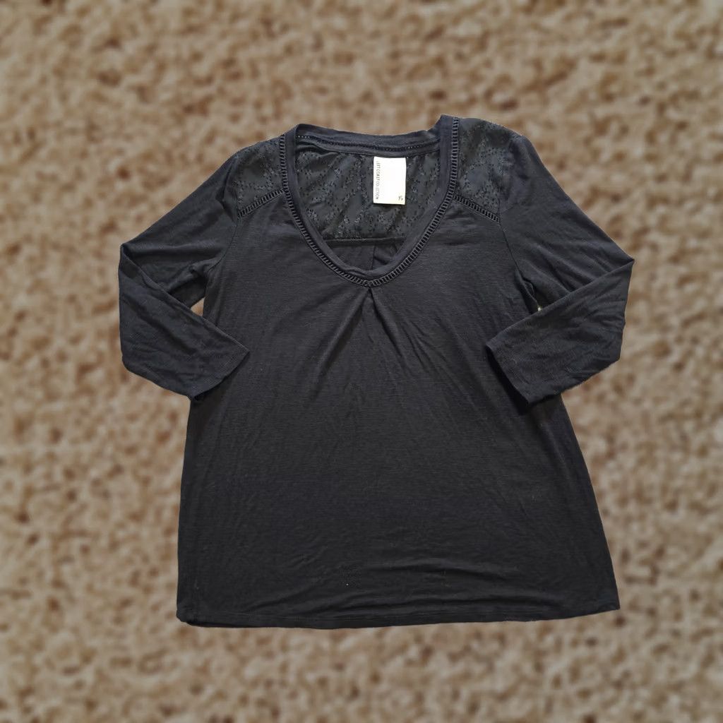 Anthropologie Dolan Anthropologie Top Women XS Black V Neck Capsule Lace Shoulders Casual Blouse Shirt Women XS Black V-Neck Lace Shoulders Casual Modern Classic Size XS / US 0-2 / IT 36-38 - 1 Thumbnail