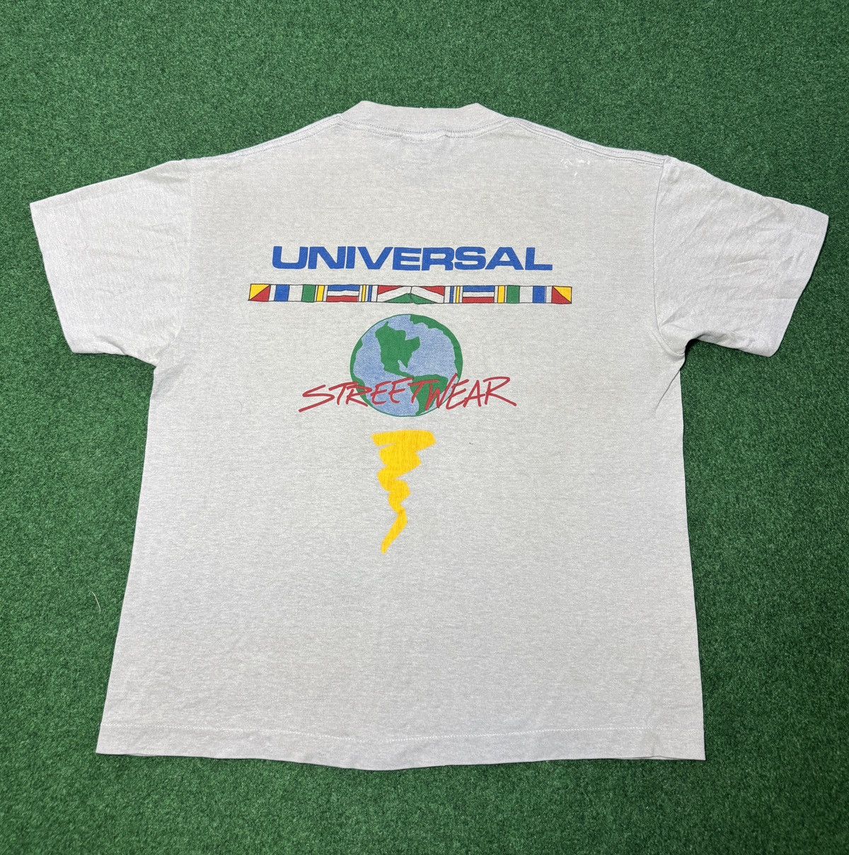 Vintage Vtg 90s Universal Studios Streetwear Retro Surfer T Shirt Size US M / EU 48-50 / 2 - 1 Thumbnail