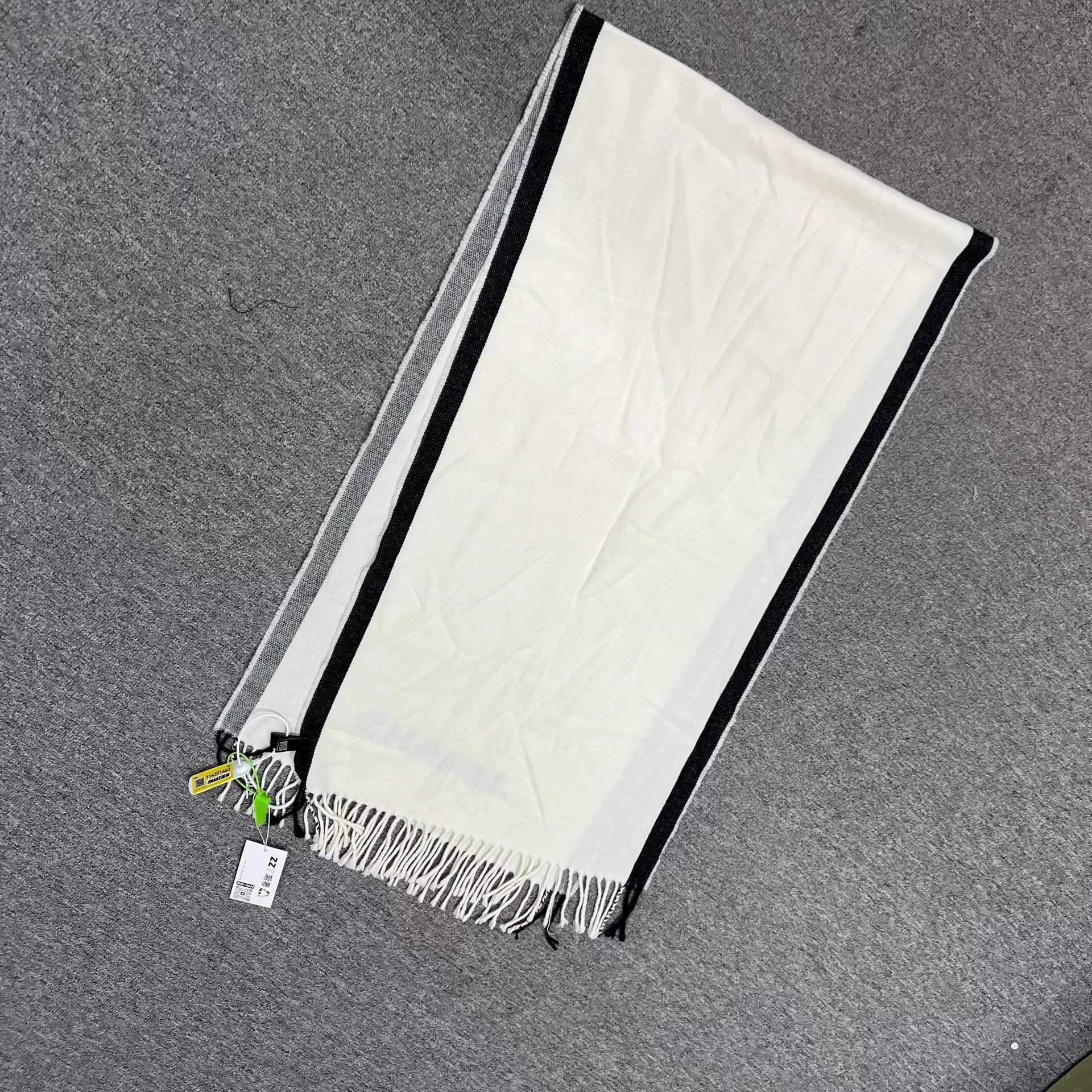 Chanel Chanel Flipped Logo Wool Scarf 99 New Size ONE SIZE - 2 Thumbnail