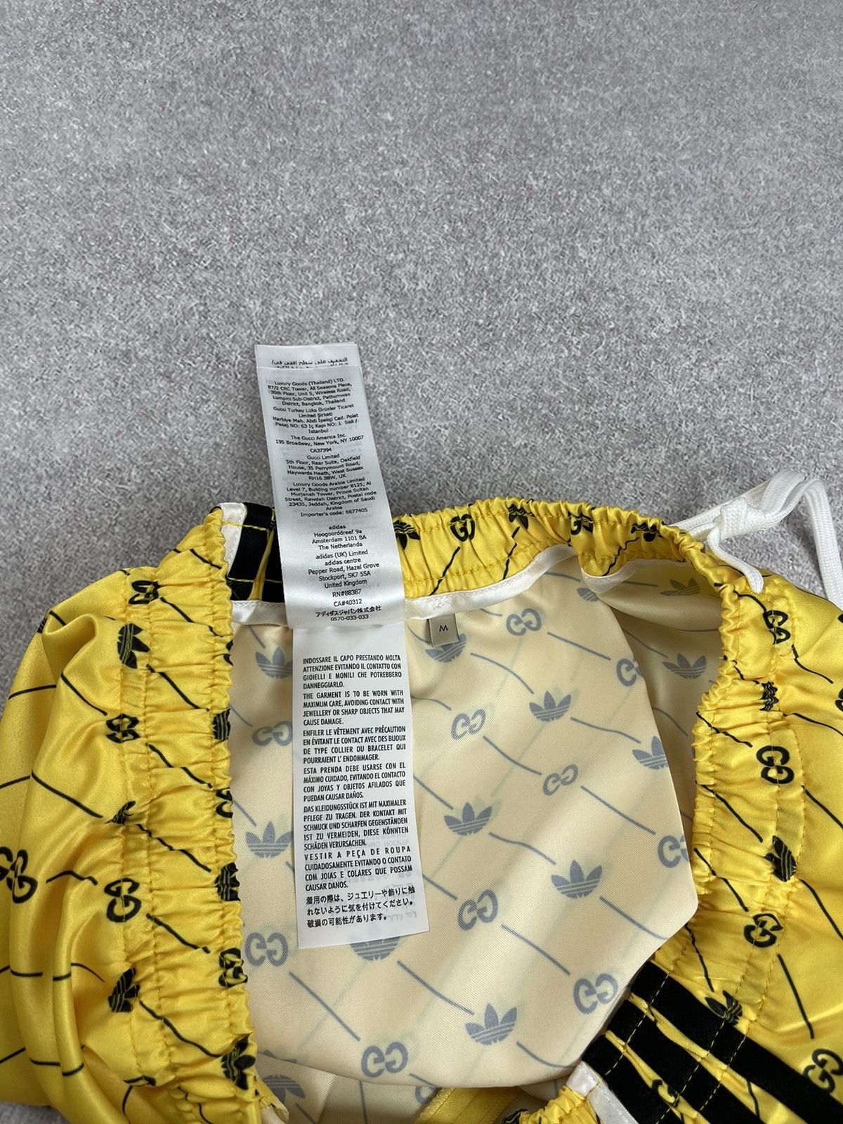 Adidas × Gucci Gucci x Adidas GG Full Logo Yellow/Black Shorts Size M Size 27" / US 4 / IT 40 - 11 Thumbnail