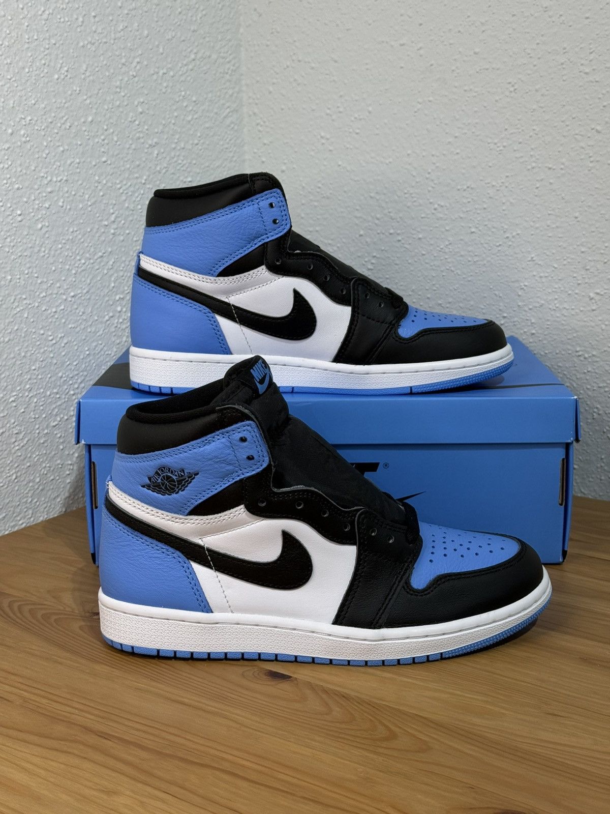 Jordan Brand × Nike Nike Air Jordan 1 Retro High OG UNC Toe size 6 Men/8 Woman Size US 6 / EU 39 - 6 Thumbnail