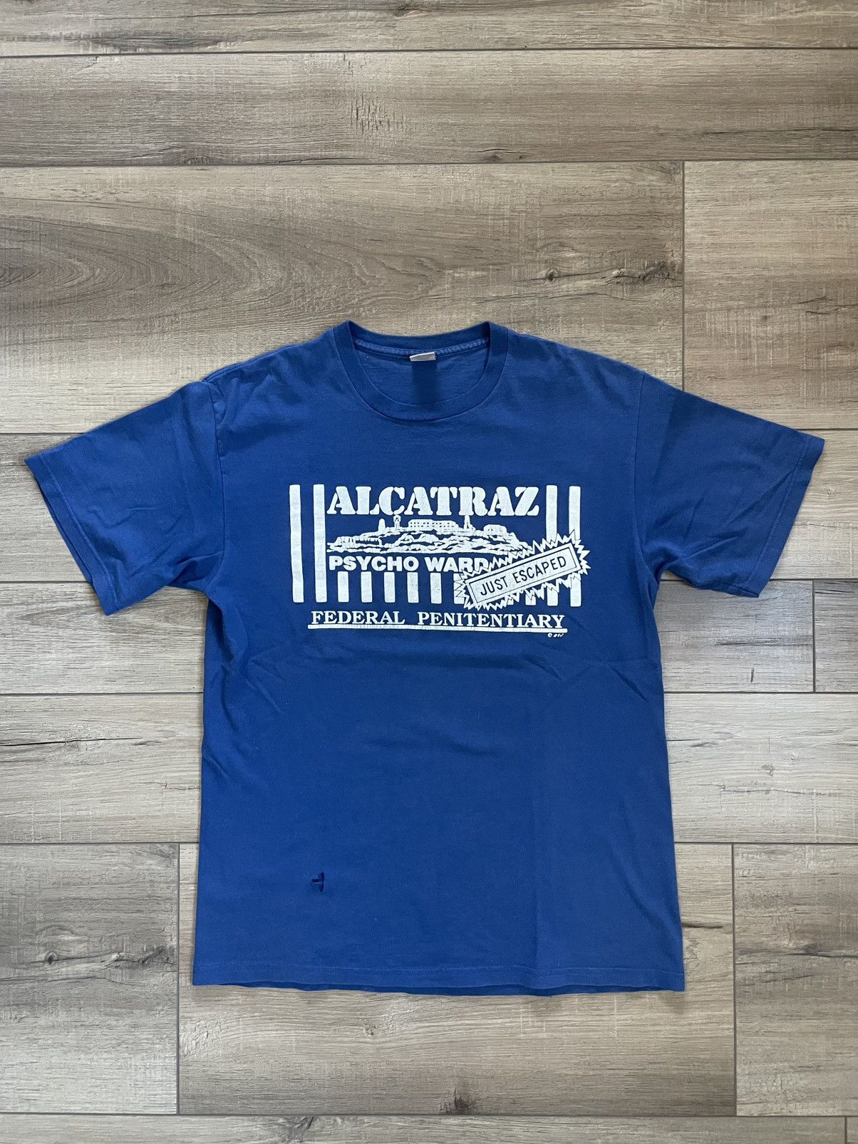 Levi's 1990s Levi’s Alcatraz Psycho Ward T-Shirt Size US M / EU 48-50 / 2 - 1 Thumbnail