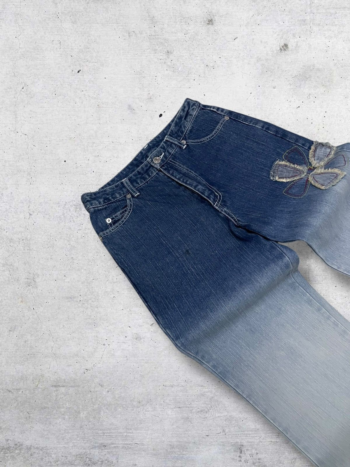 VINTAGE JAPAN 90S FLORA APPLIQUE FLARED ARTSY TWIST DENIM
