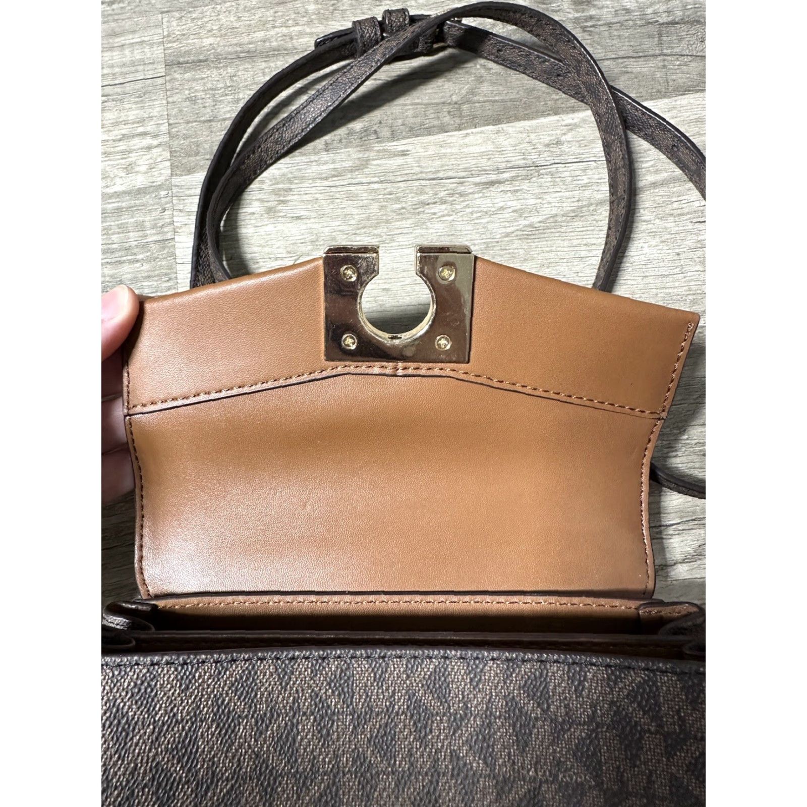 Vintage Michael Kors Lita Crossbody Bag Leather Brown Small Logo Two-Tone Buckle Accent Womens Size ONE SIZE - 6 Thumbnail