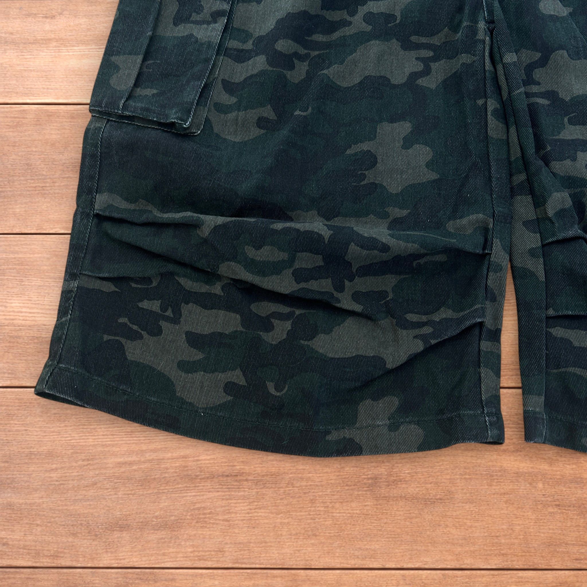 Japanese Brand Super baggy wide leg cargo shorts jorts in army camo. Size US 36 / EU 52 - 5 Thumbnail