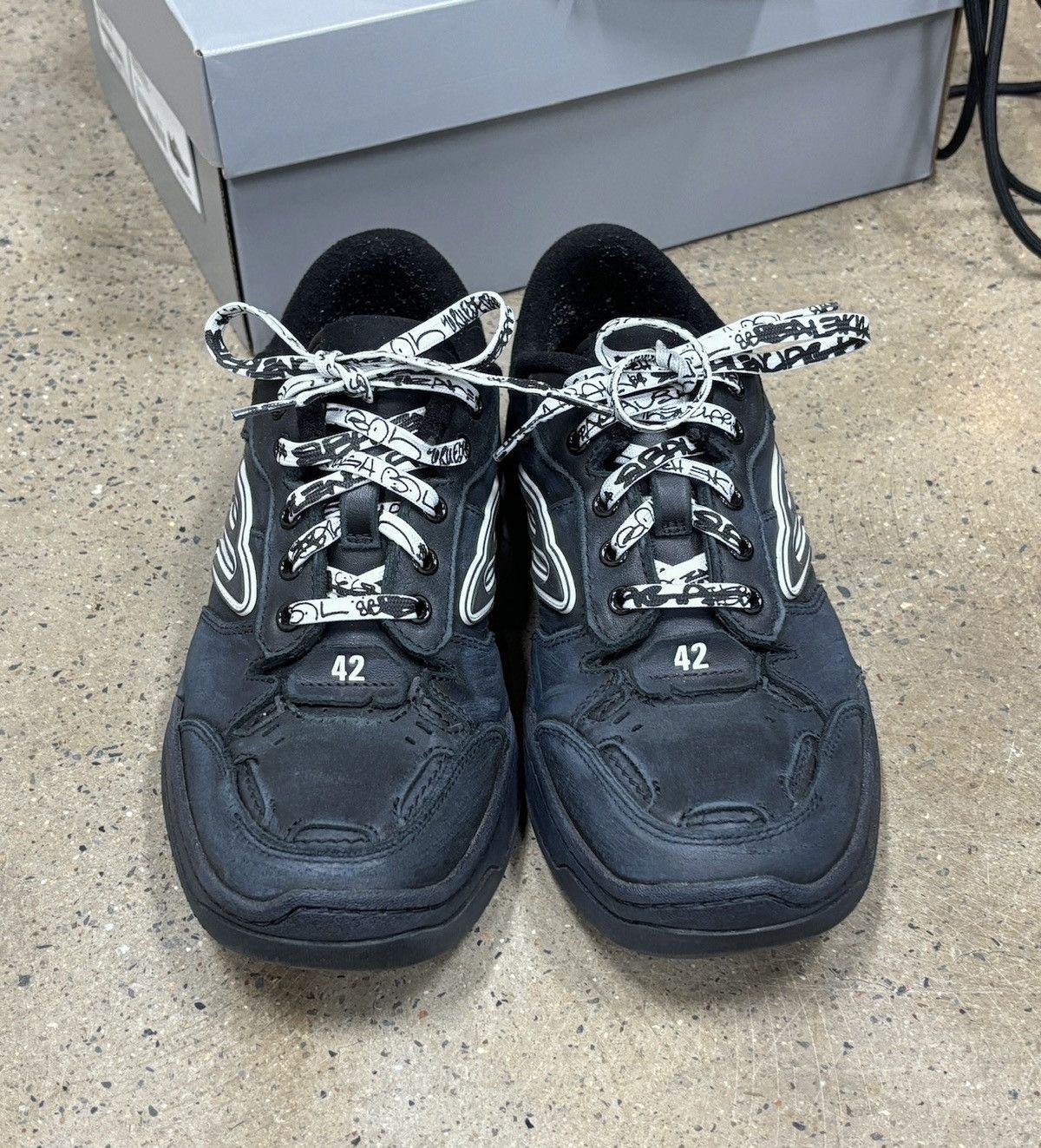 Balenciaga Balenciaga Hamptons Worn-out（EU 42） Size US 10 / EU 43 - 3 Thumbnail
