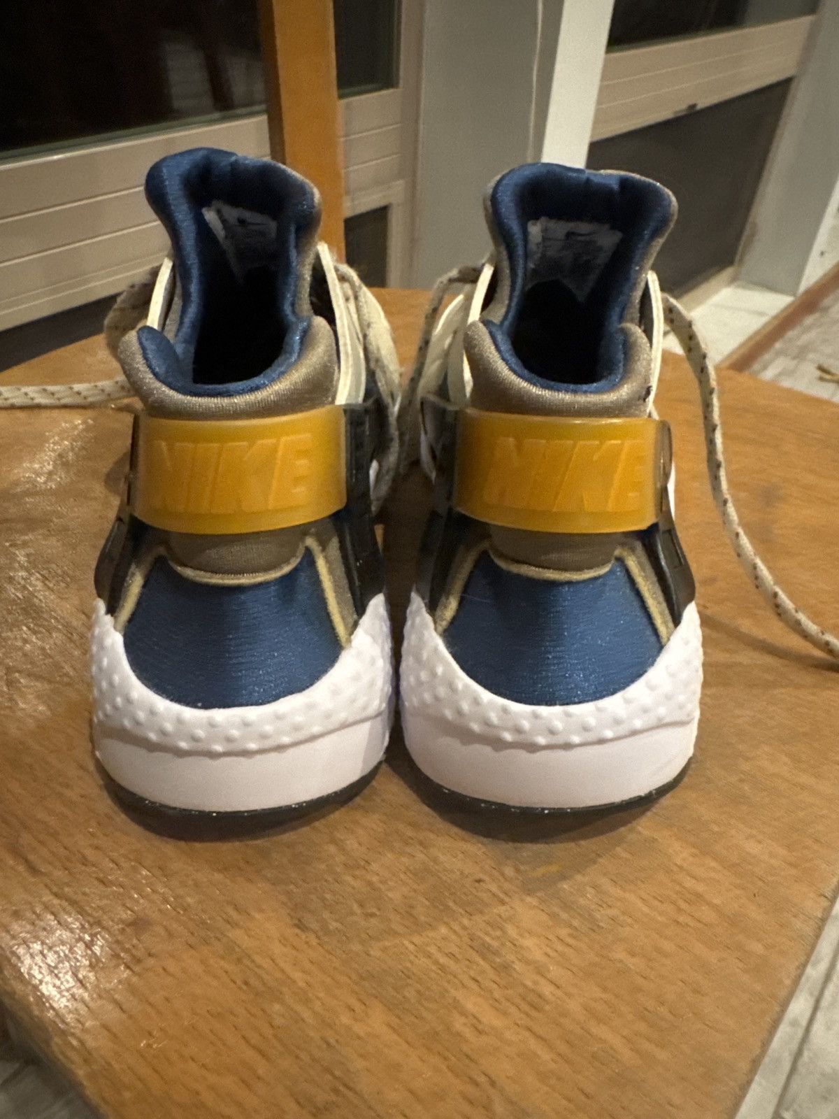 Nike Nike Huarache size 7y gradeschool Size US 7 / EU 40 - 4 Thumbnail