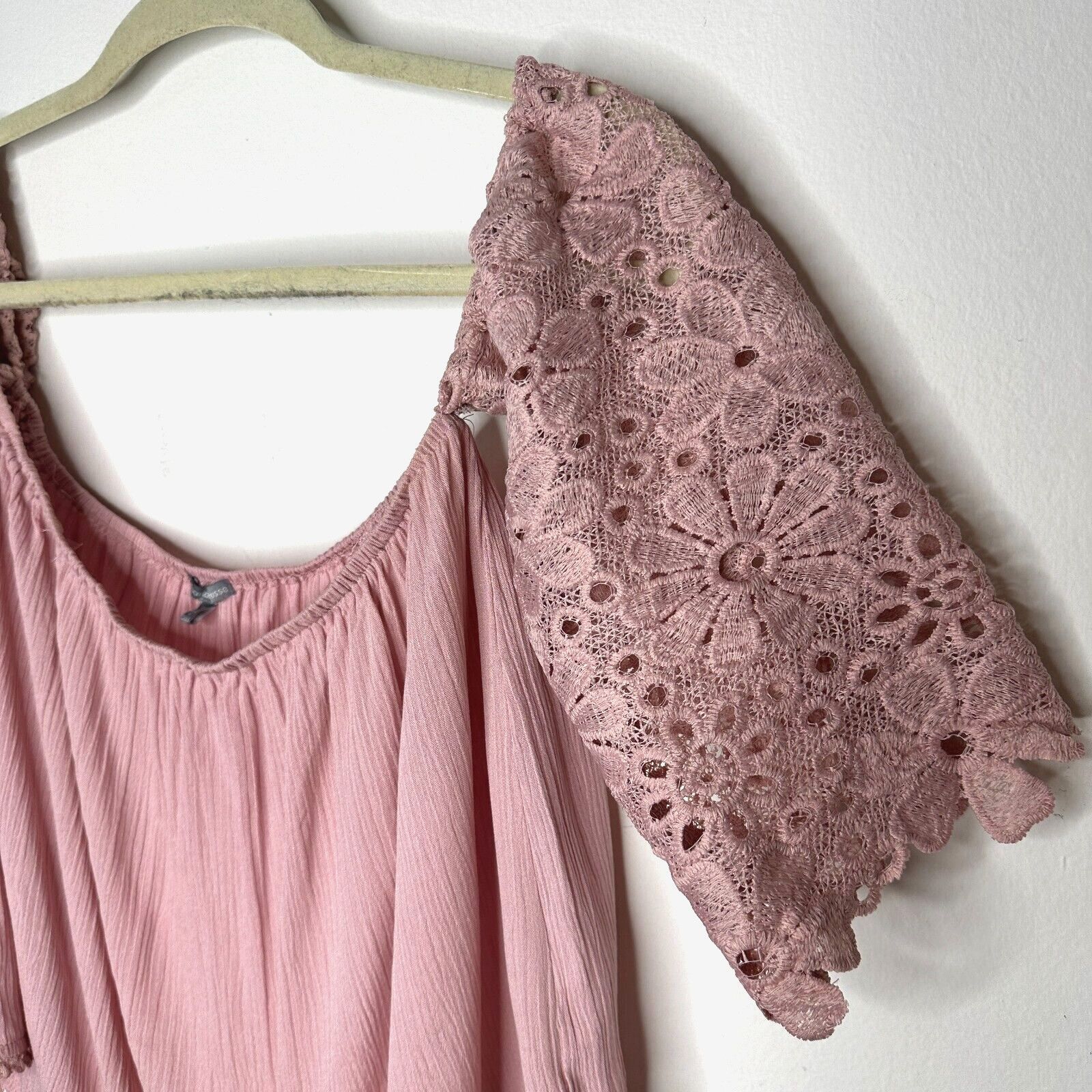 Other Charlotte Russe Dusty Pink Off Shoulder Eyelet Crop Blouse S Size S / US 4 / IT 40 - 3 Thumbnail