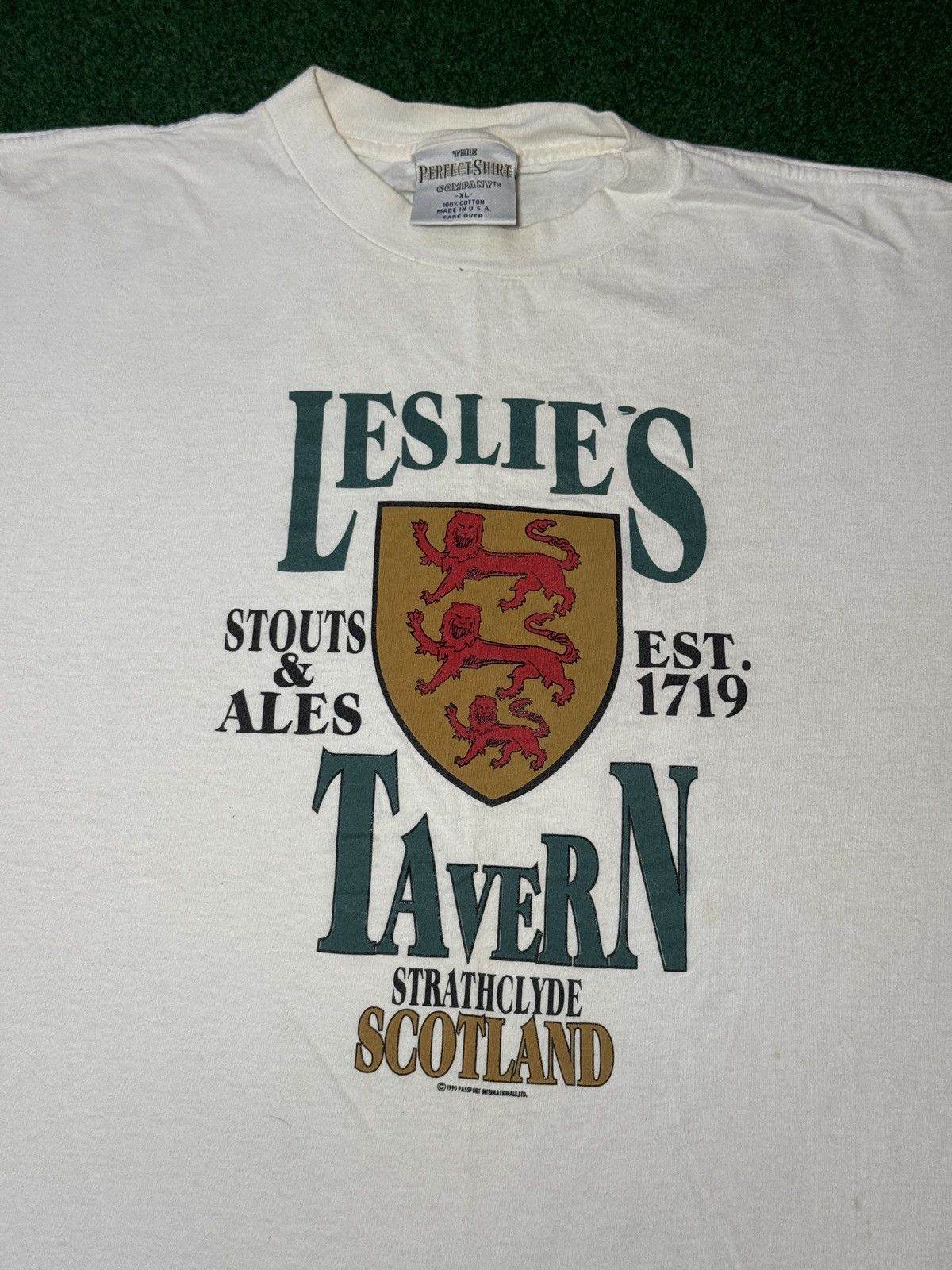 Vintage Vintage 90s Leslie’s Tavern Strathclyde Scotland T Shirt Size US XL / EU 56 / 4 - 2 Thumbnail