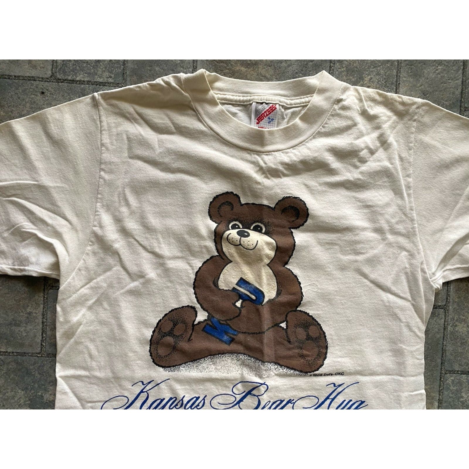 Jerzees VINTAGE Jerzees Shirt S 34-36 Single Stitch Made In USA Kansas Bear Hug KU 80s USA College University Mens White T-Shirt Short Sleeve Size US S / EU 44-46 / 1 - 3 Thumbnail