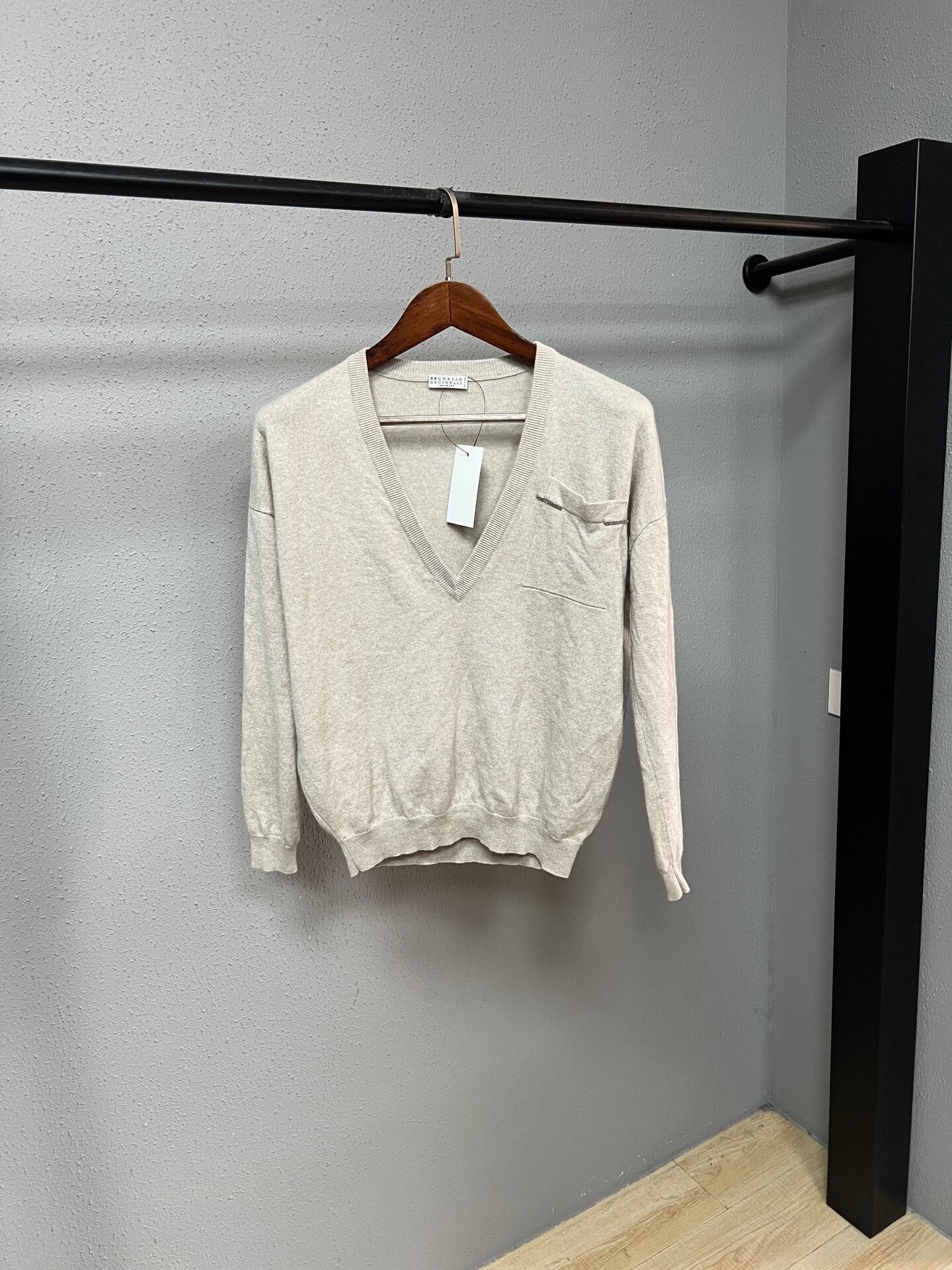 Brunello Cucinelli v-neck cashmere long sleeve sweater Size XS / US 0-2 / IT 36-38 - 1 Thumbnail
