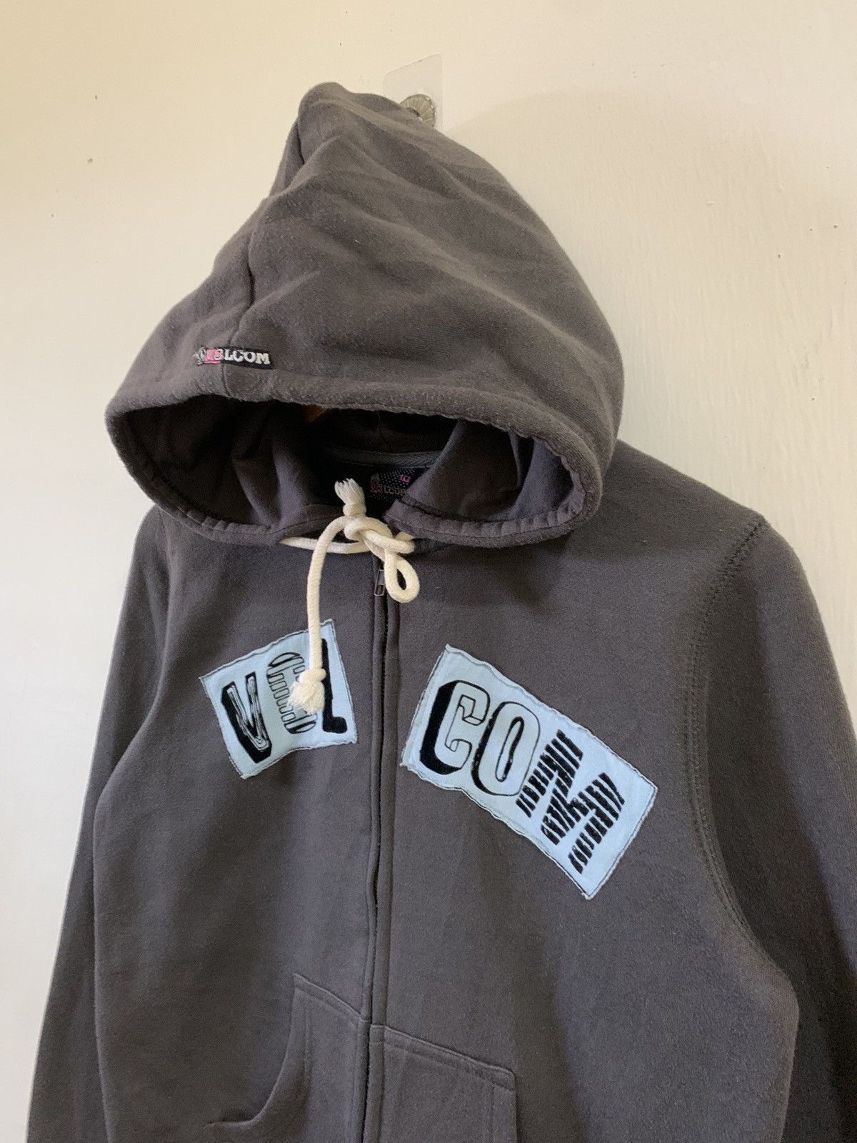 Vintage Vintage Y2K Volcom Stone Patches Zipper Hoodie Size US L / EU 52-54 / 3 - 7 Thumbnail