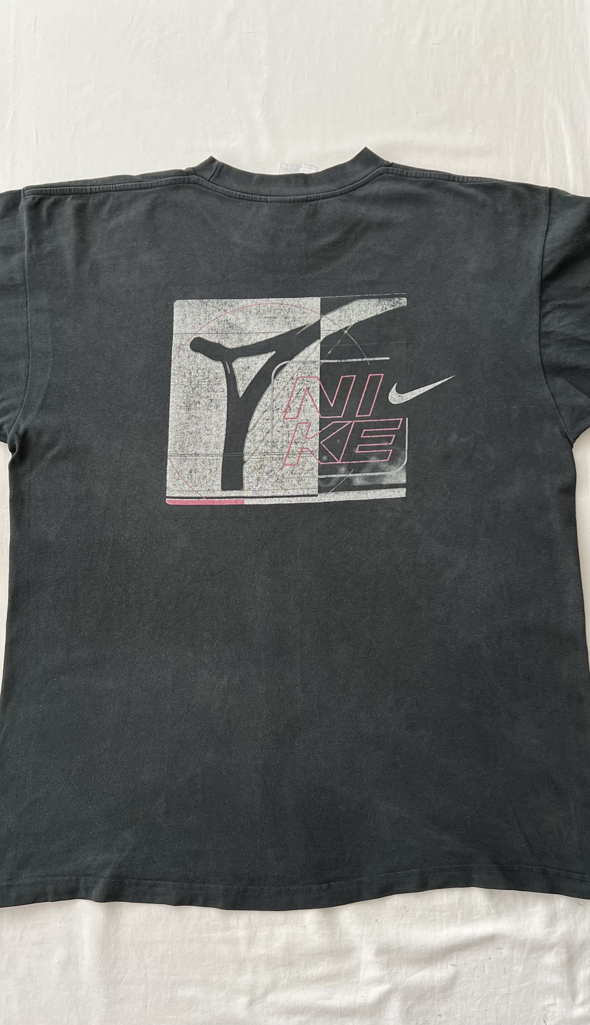 Nike Vintage 90s Nike Faded Black T-shirt Size US L / EU 52-54 / 3 - 11 Thumbnail