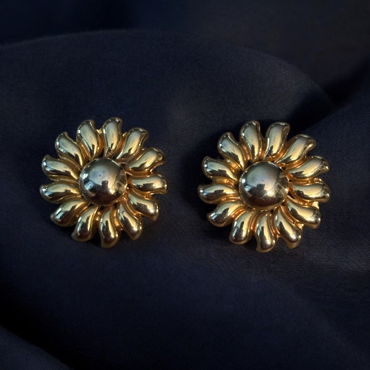 Vintage Vintage gold tone clip on sunflower earrings Size ONE SIZE - 1 Thumbnail